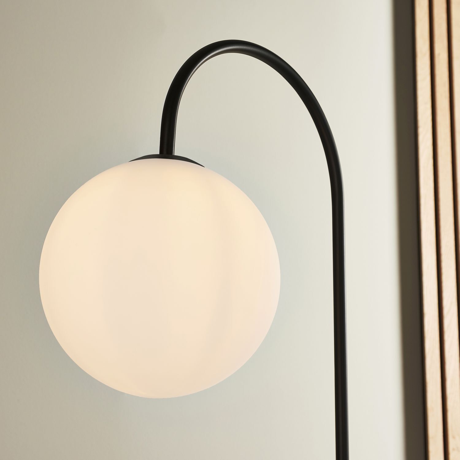 Lampadaire avec tablette 175 cm de haut Métal Verre Noir Blanc E14