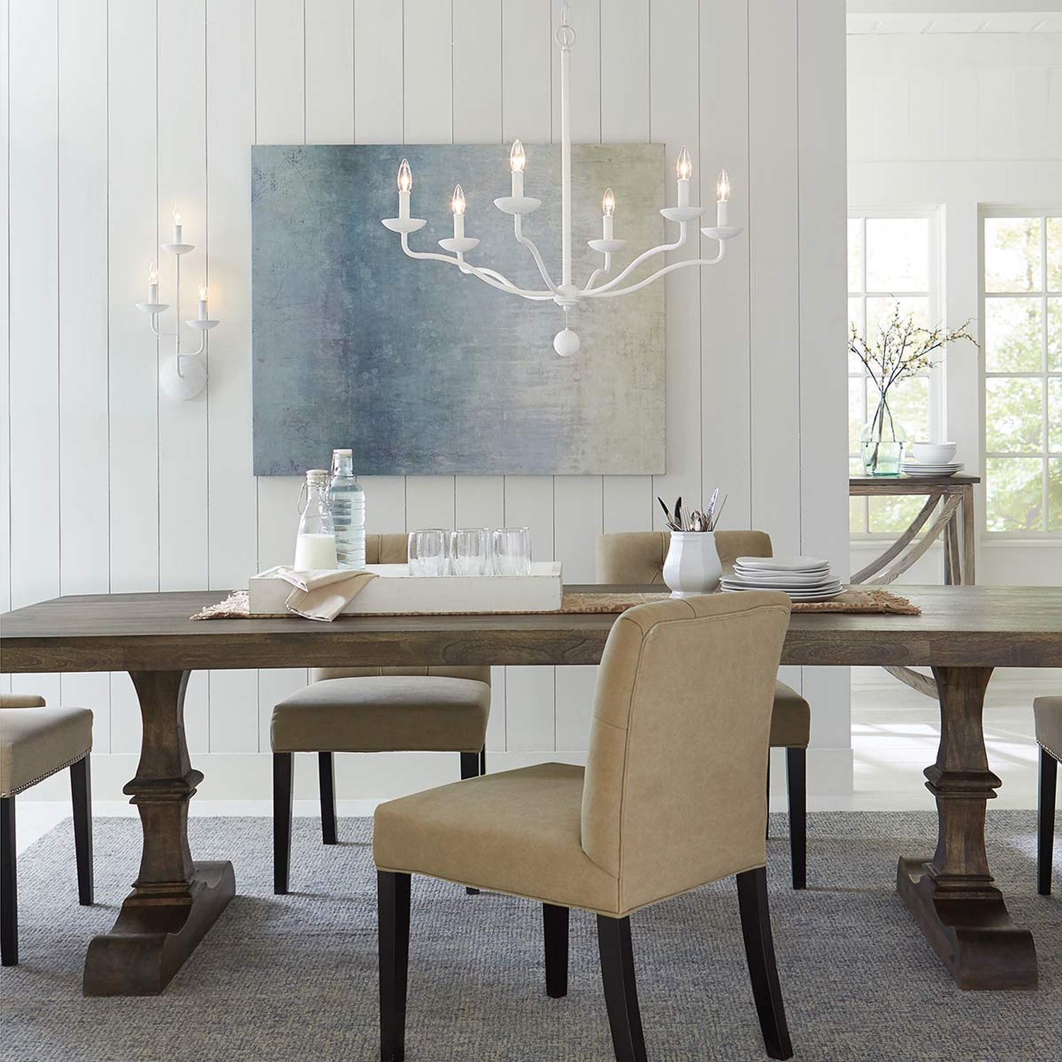 Esstisch, Holztisch, Beige Stühle, Wandlampen, Kronleuchter