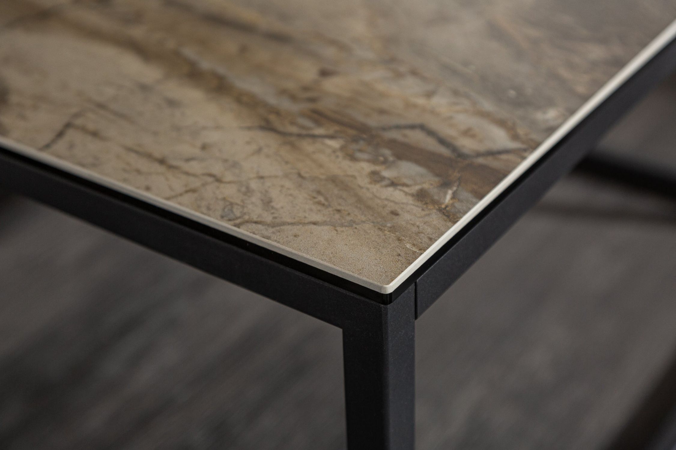 Table basse en céramique aspect marbre noir 75x75cm (LxlxH) Table basse en céramique aspect marbre noir 75x75cm (LxlxH)