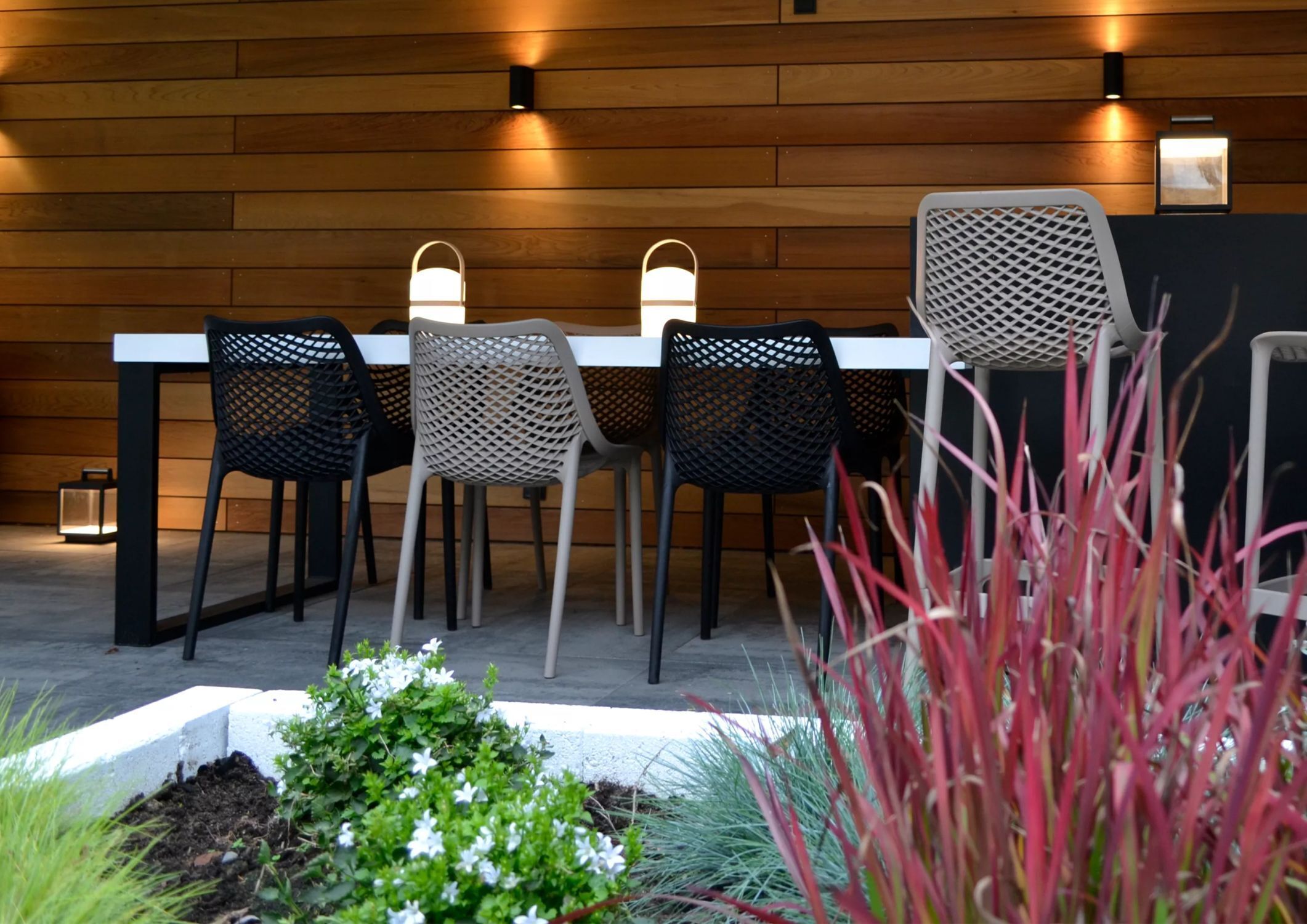 Innenarchitektur, Esstisch, Restaurant, Holzpaneele, Topfpflanze