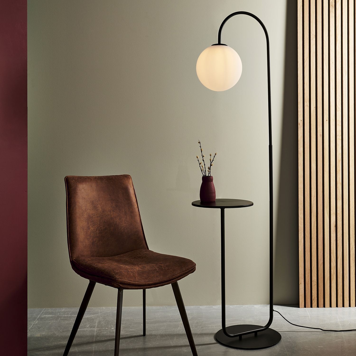 Lampadaire avec tablette 175 cm de haut Métal Verre Noir Blanc E14