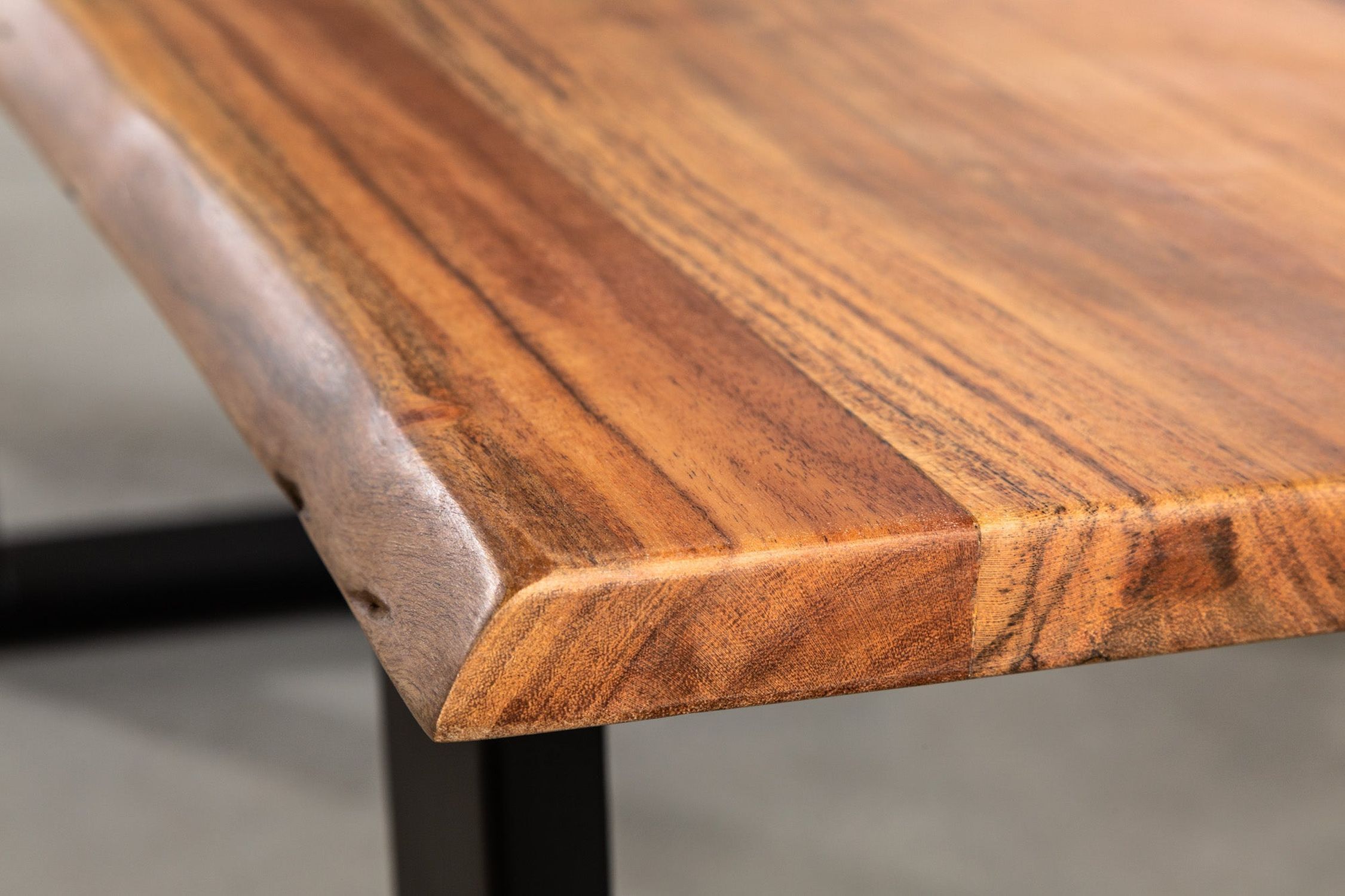 Table basse en acacia et métal, bord en forme d'arbre 120 x 60 cm Holz, Hartholz, Gebeiztes Holz, Tabelle, Tischplatte