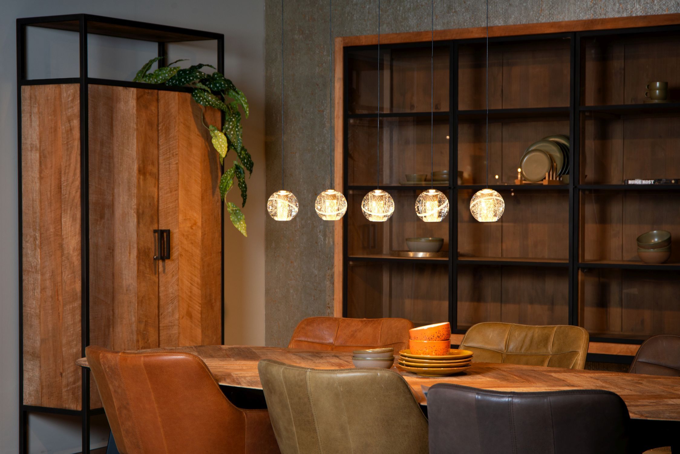 Esstisch, Holztisch, Wohnzimmerdekoration, Hängelampen, Vitrine