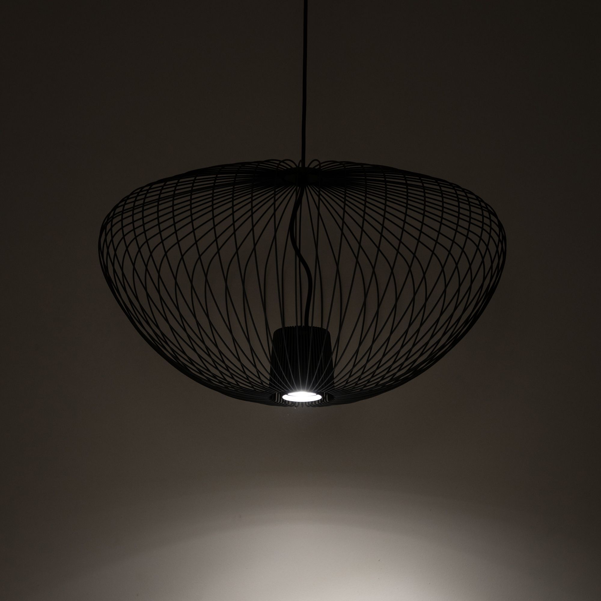 hängelampe, pendelleuchte, metall, runde schirmstruktur, soft light
