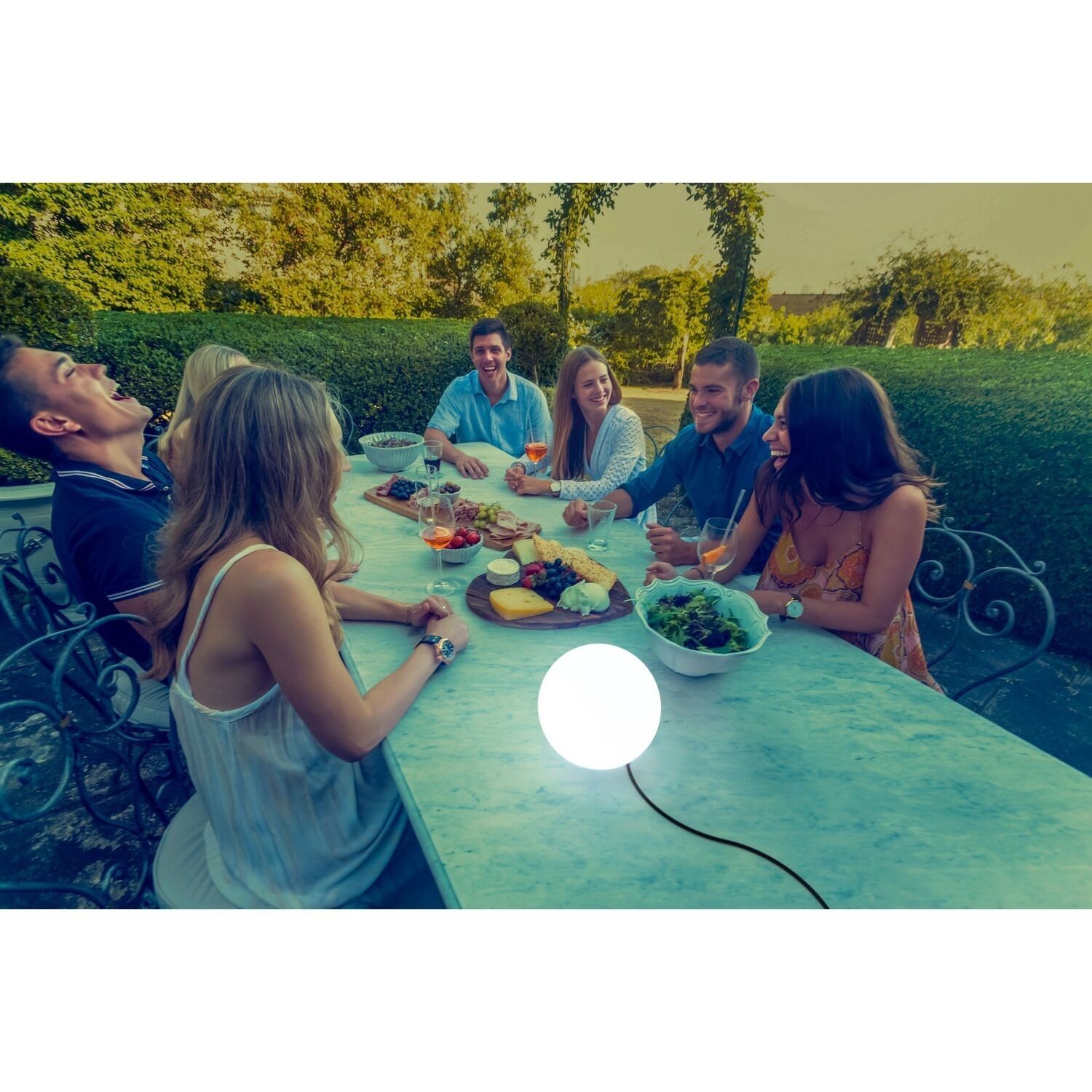Gruppe Essen, Gartenparty, Tischgedeck, Fruchtplatte, Salat Bowl