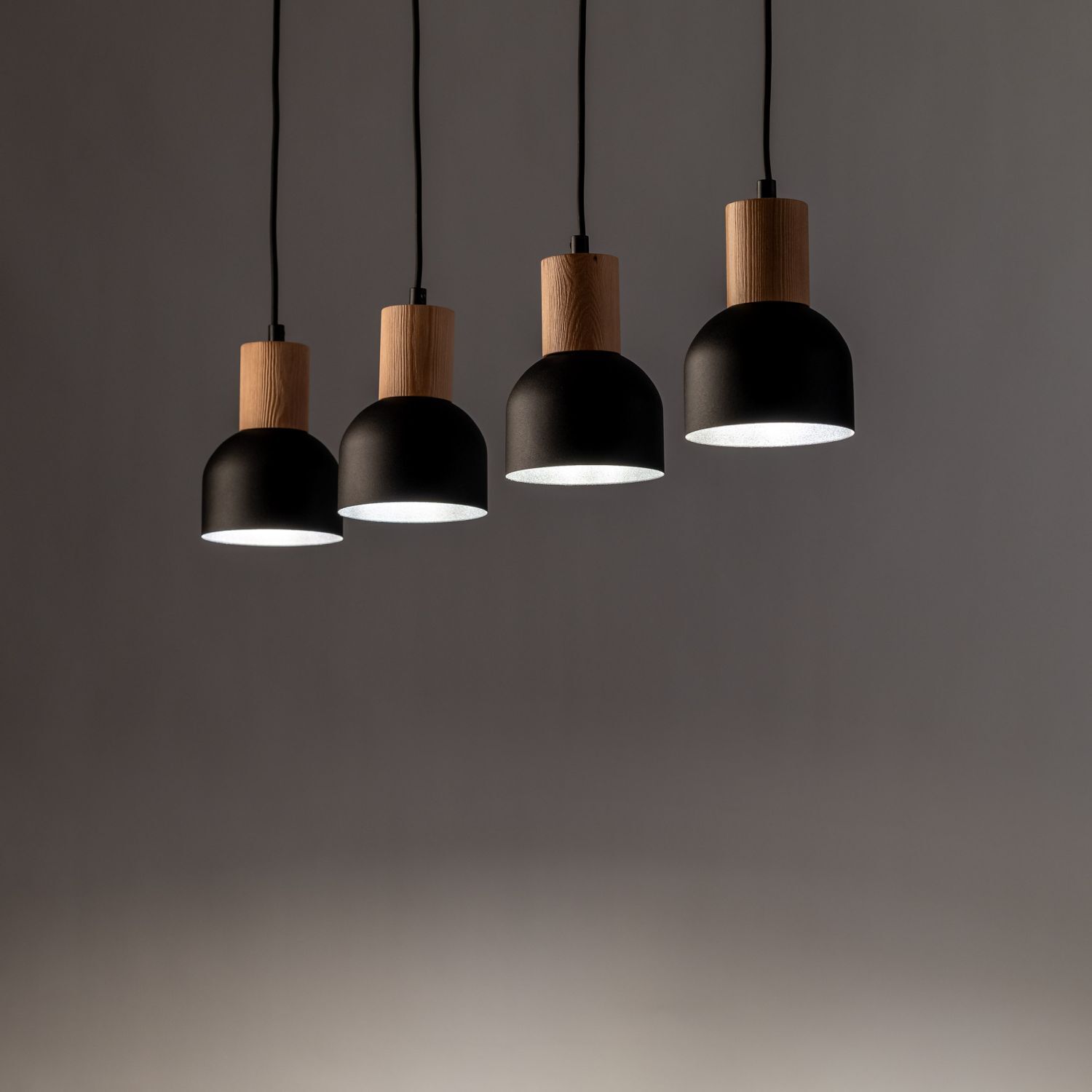 Suspension métal bois E27 noir bois 4 flammes Lampe, Beleuchtung