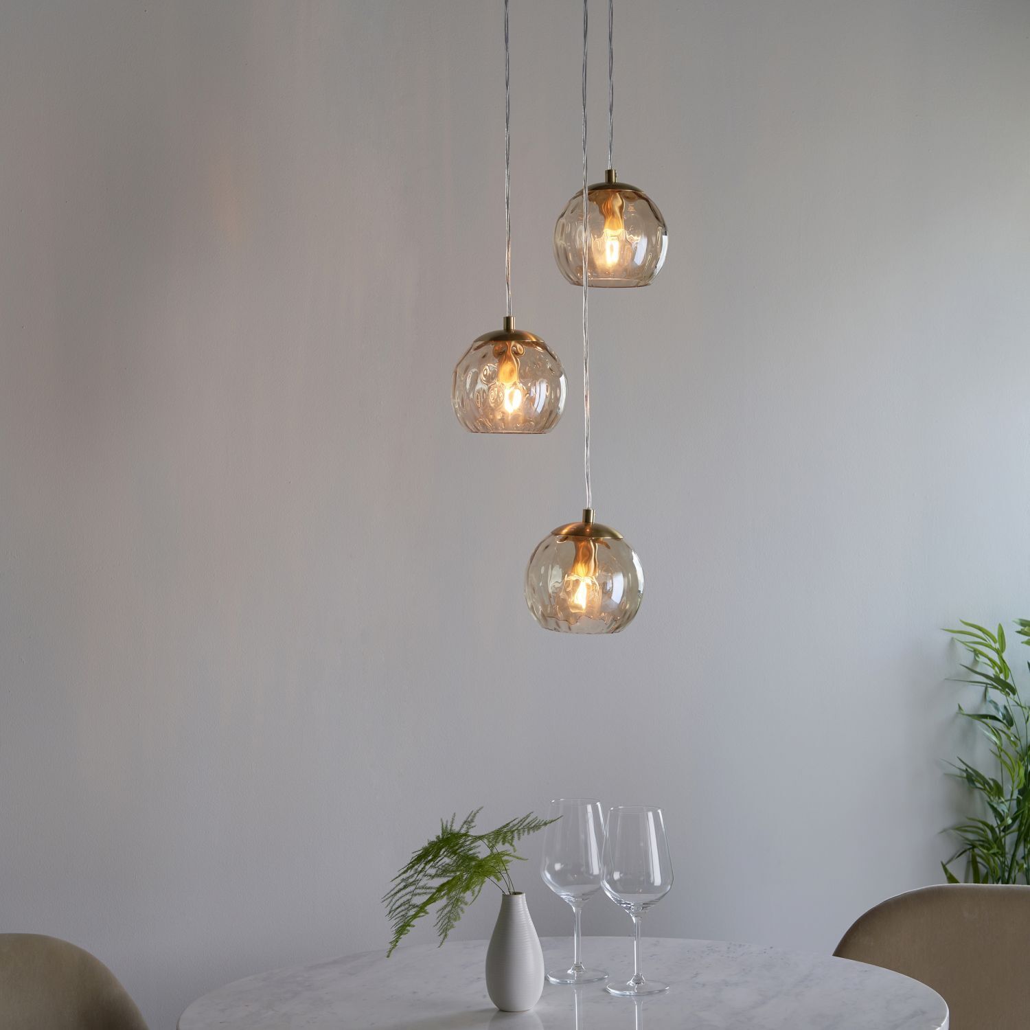 Lampe à suspendre verre fumé métal L : 31 cm H : max. 137,5 cm réglable en laiton champagne 3 flammes E14 boule abat-jour Lampe à suspendre salle à manger