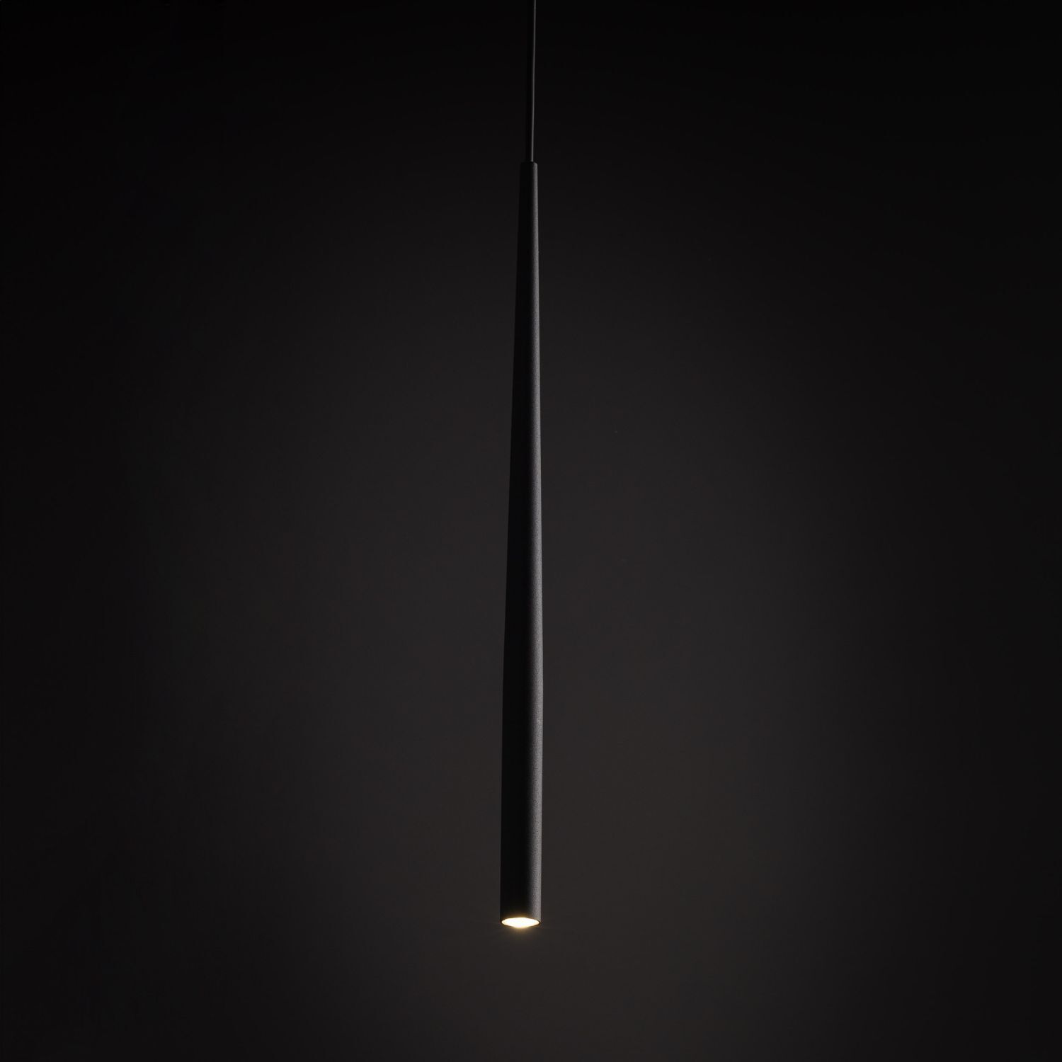 Suspension noire en métal Ø 5,2cm étroite réglable en hauteur