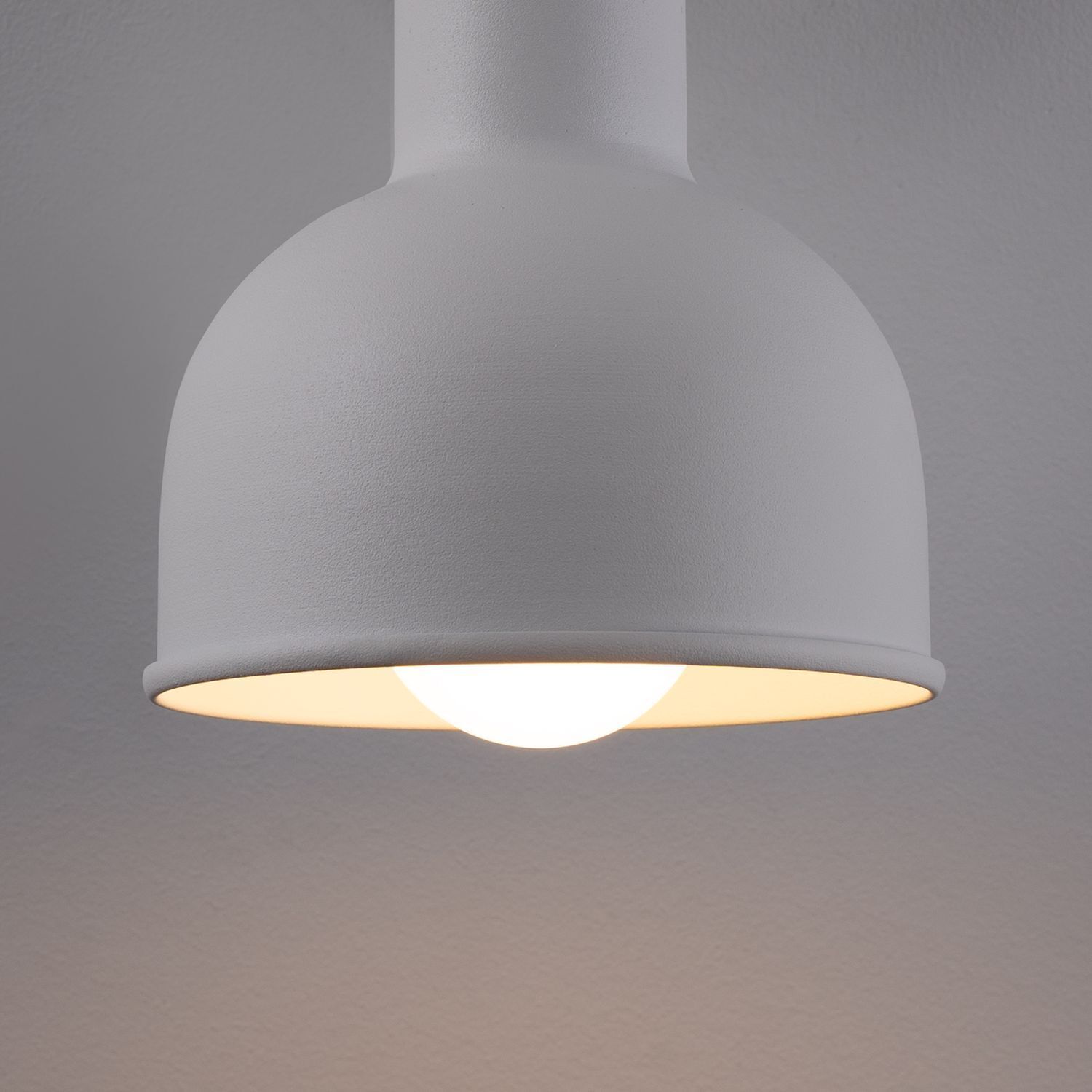 Hängelampe, Kugelglühbirne, Metalllampe, Urbanes Design, weißes Finish
