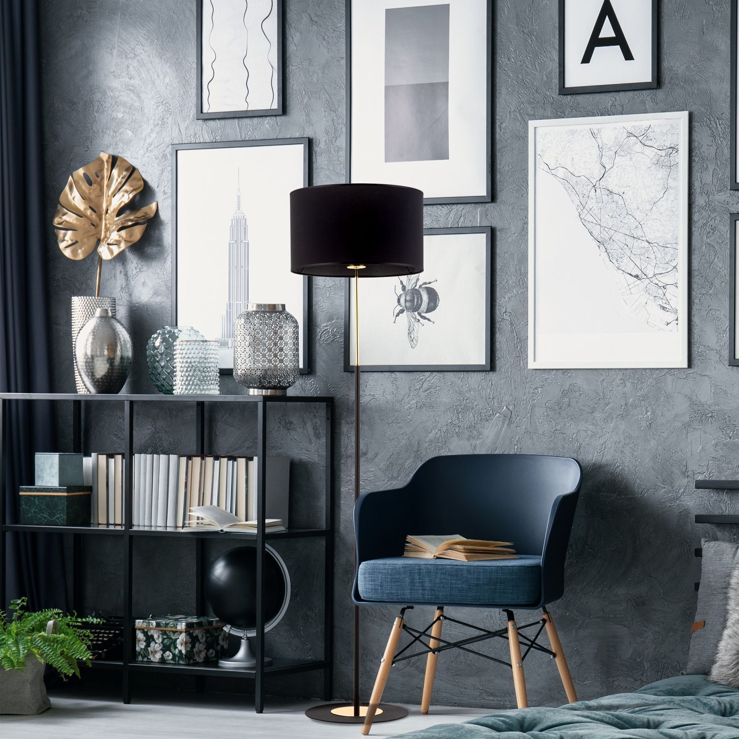 Wohnzimmer, Sessel, Stehlampe, Bücherregal, Wandbilder