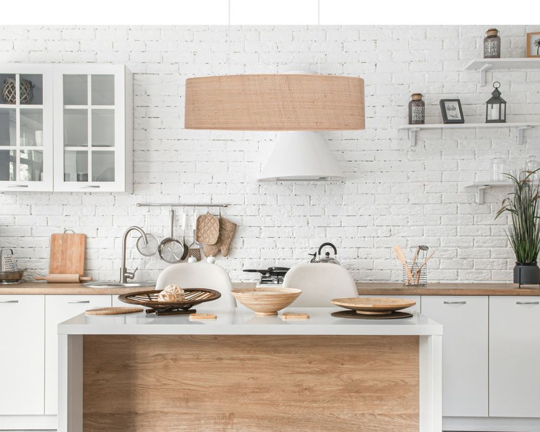 kitchen, Insel, weiße Ziegelwand, Holzschalen, Geschirr