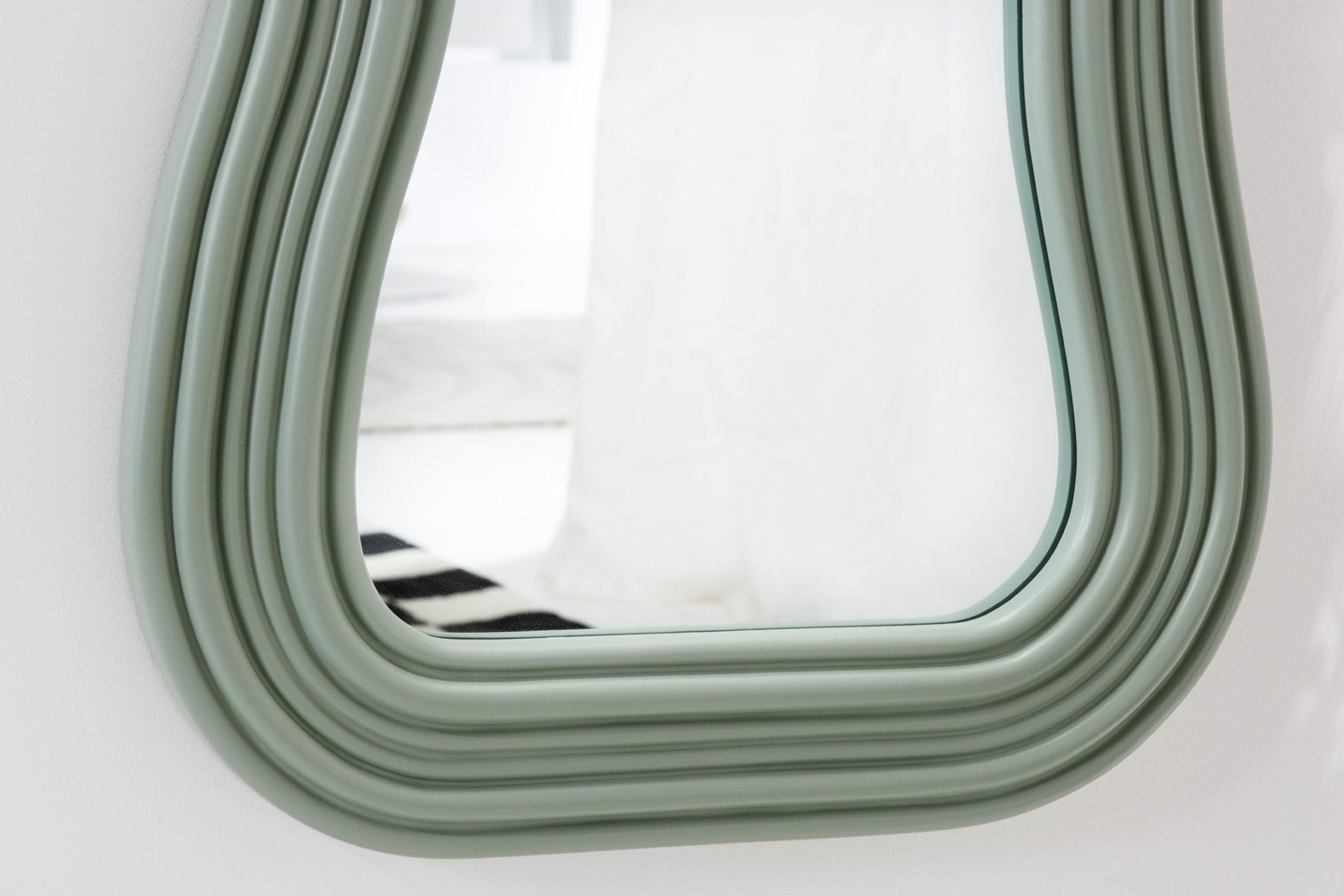 Grand miroir mural H : 100 cm cadre asymétrique vert Grand miroir mural H : 100 cm cadre asymétrique vert