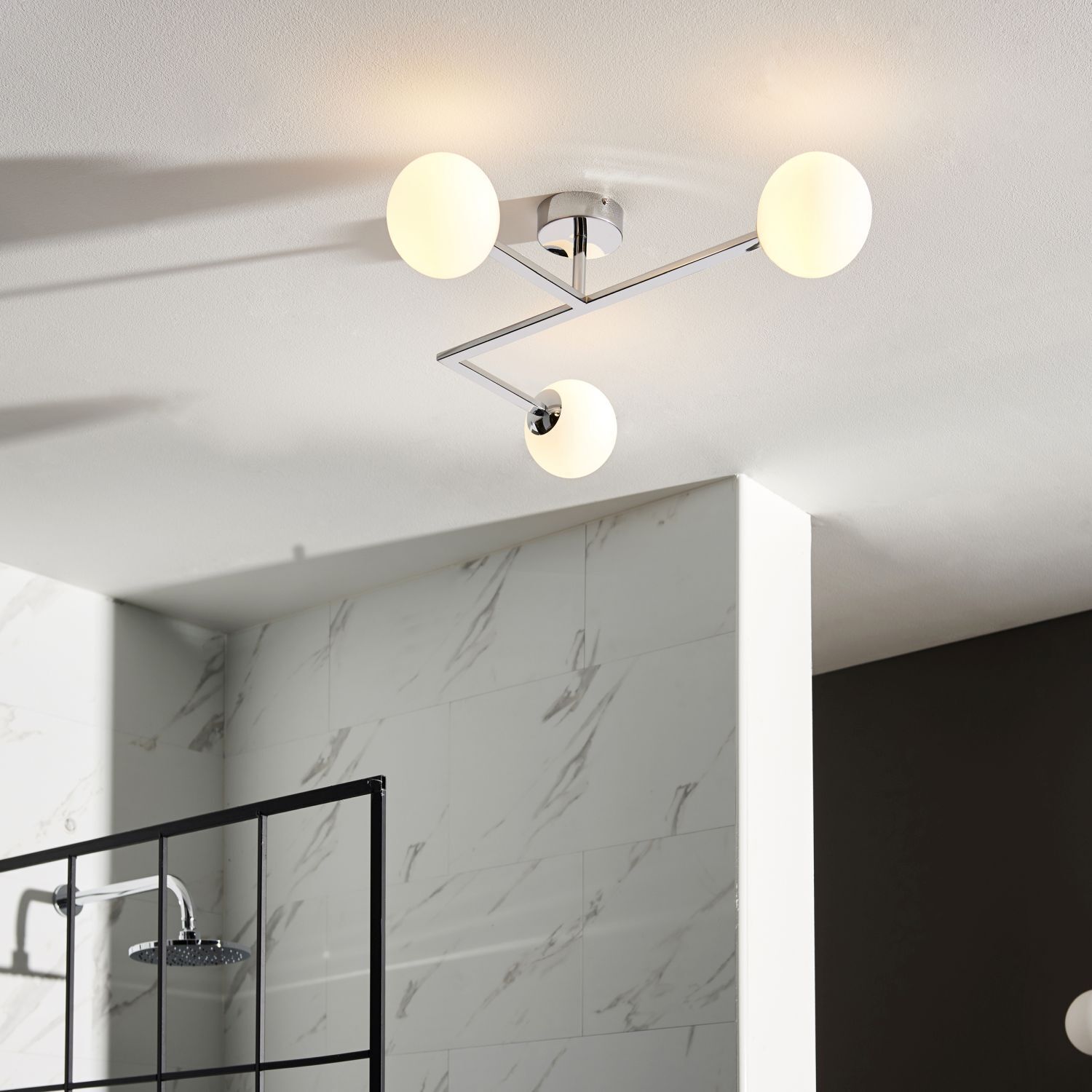 Lampe de plafonnier salle de bain verre métal IP44 65 cm long chrome blanc 3x G9