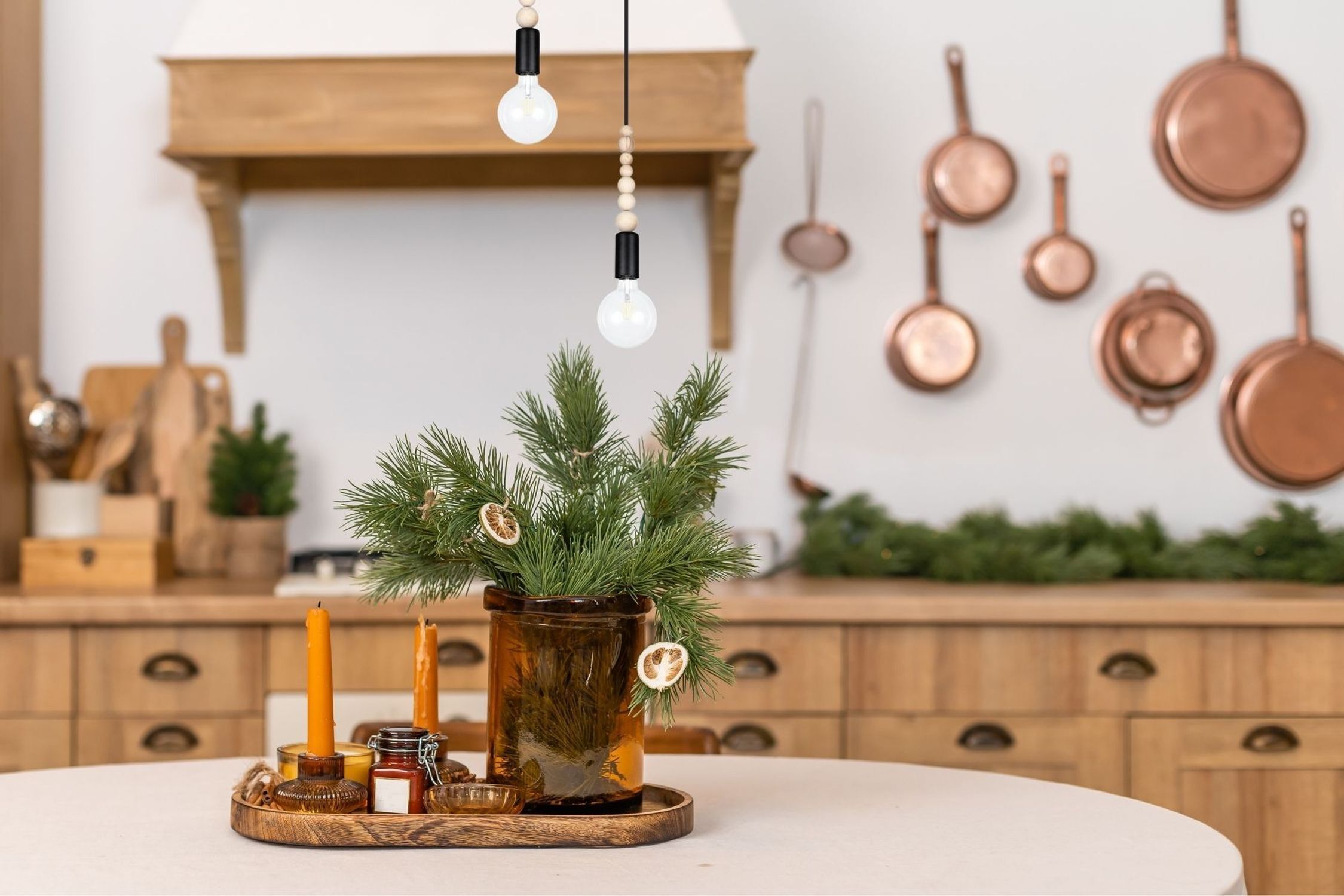 weihnachtsdeko, kleine pflanze, zweigzweige, kerzen, tropfen-lampe