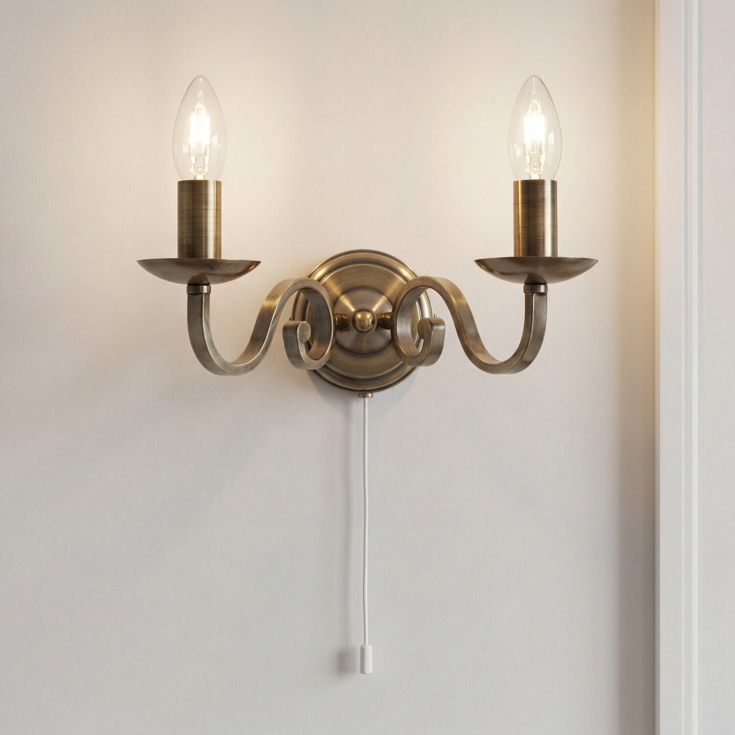 Wandleuchte rustikal Wandlampe, Messing, Bronze, Zwei Arme, Kabelzugknopf