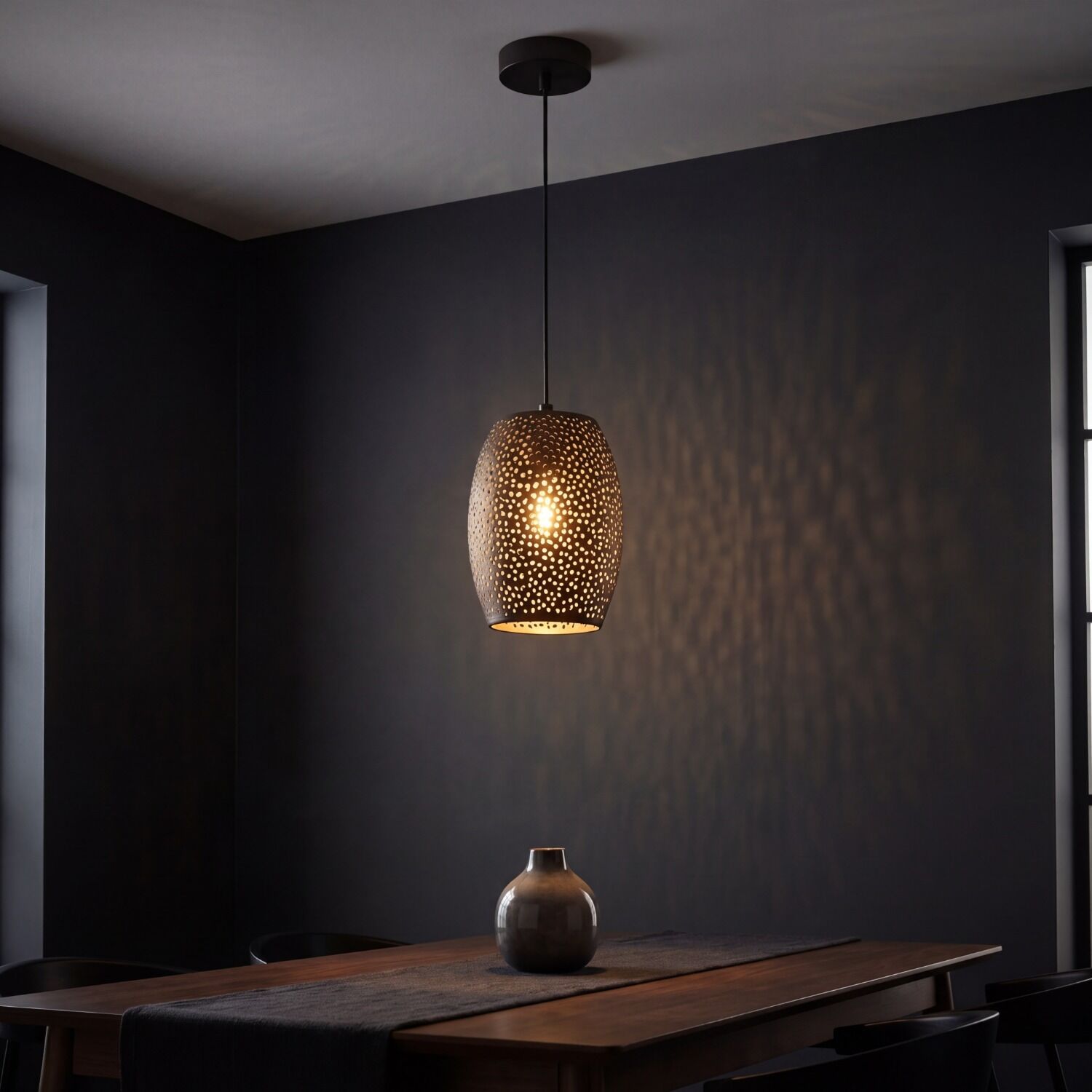 pendant light, hängelampe, metall durchbrochen, dunkle wände, esszimmer