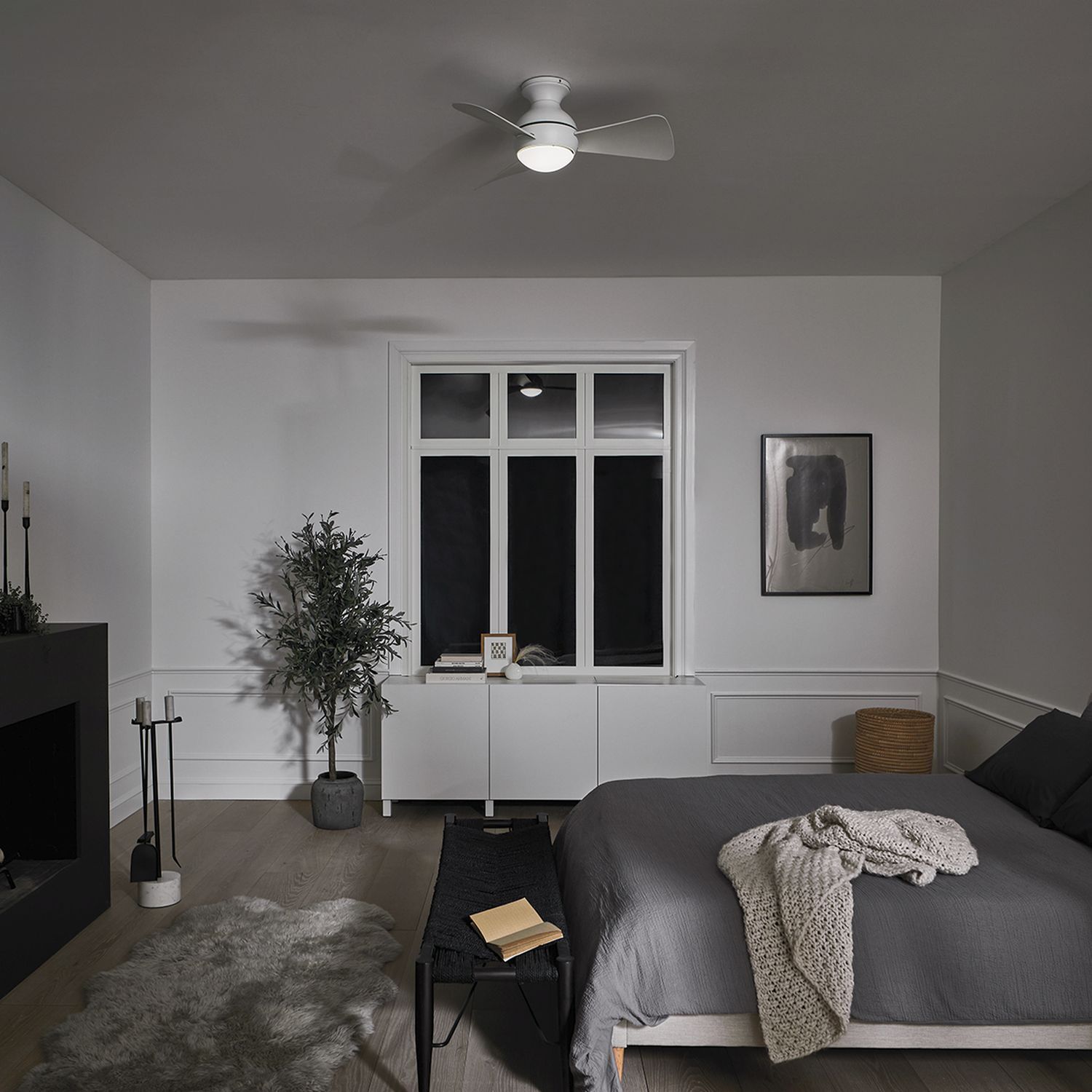 aussen-deckenventilator-mit-beleuchtung-emmy-1-flammig-weiss-matt-industrie-10-4 Schlafzimmer, Bett, Graue Bettwäsche, neutrales Dekor, Fensterbank