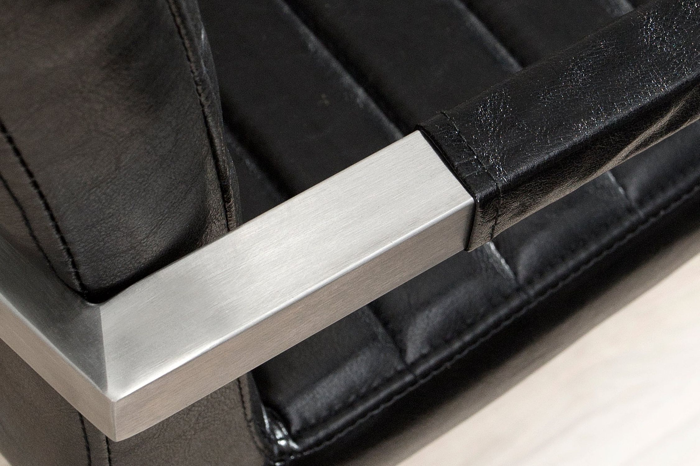 Chaise cantilever similicuir acier inoxydable noir chrome Moebel, Schwert, Waffe, Zubehör