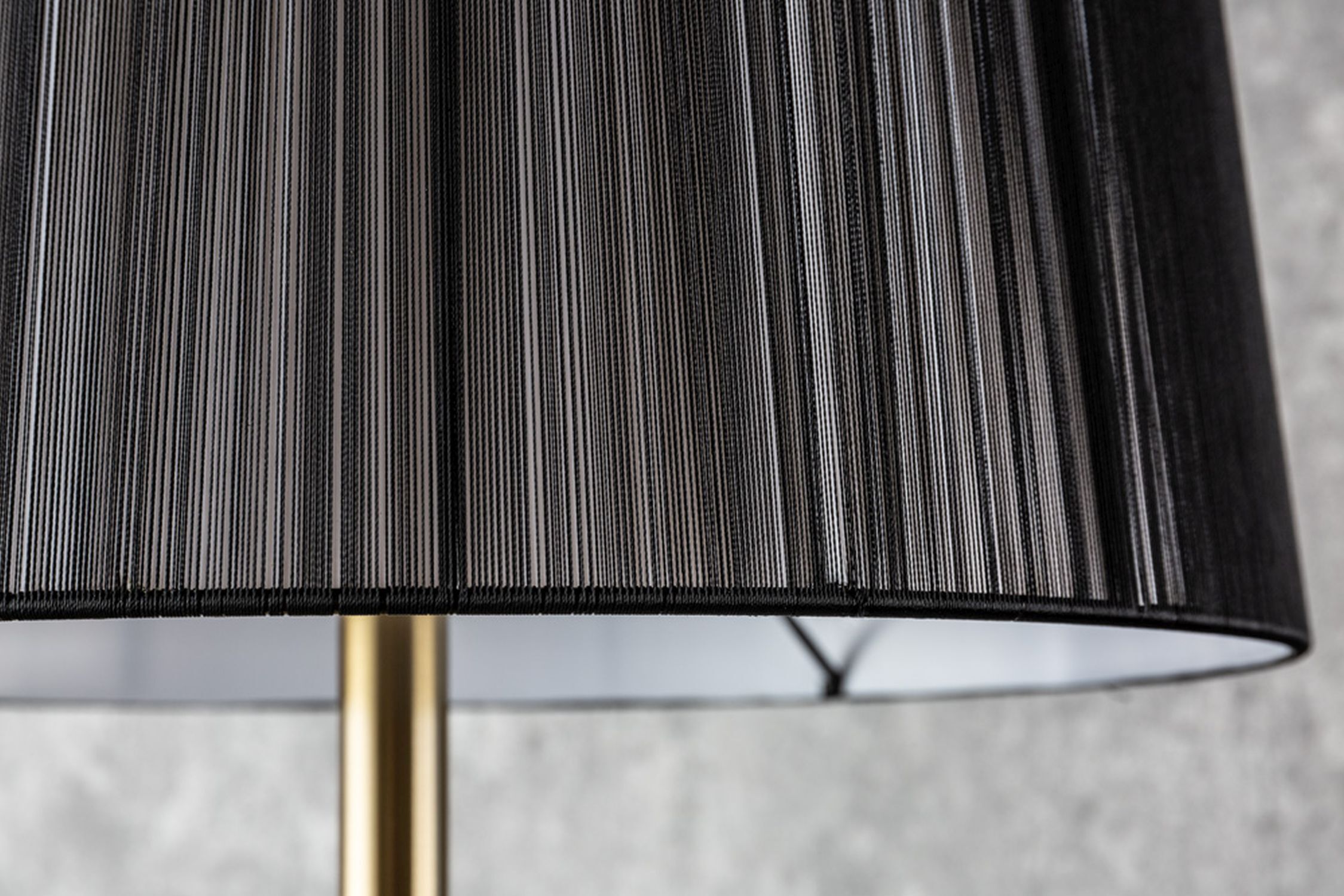 Lampadaire métal nylon or noir E27 160 cm élégant