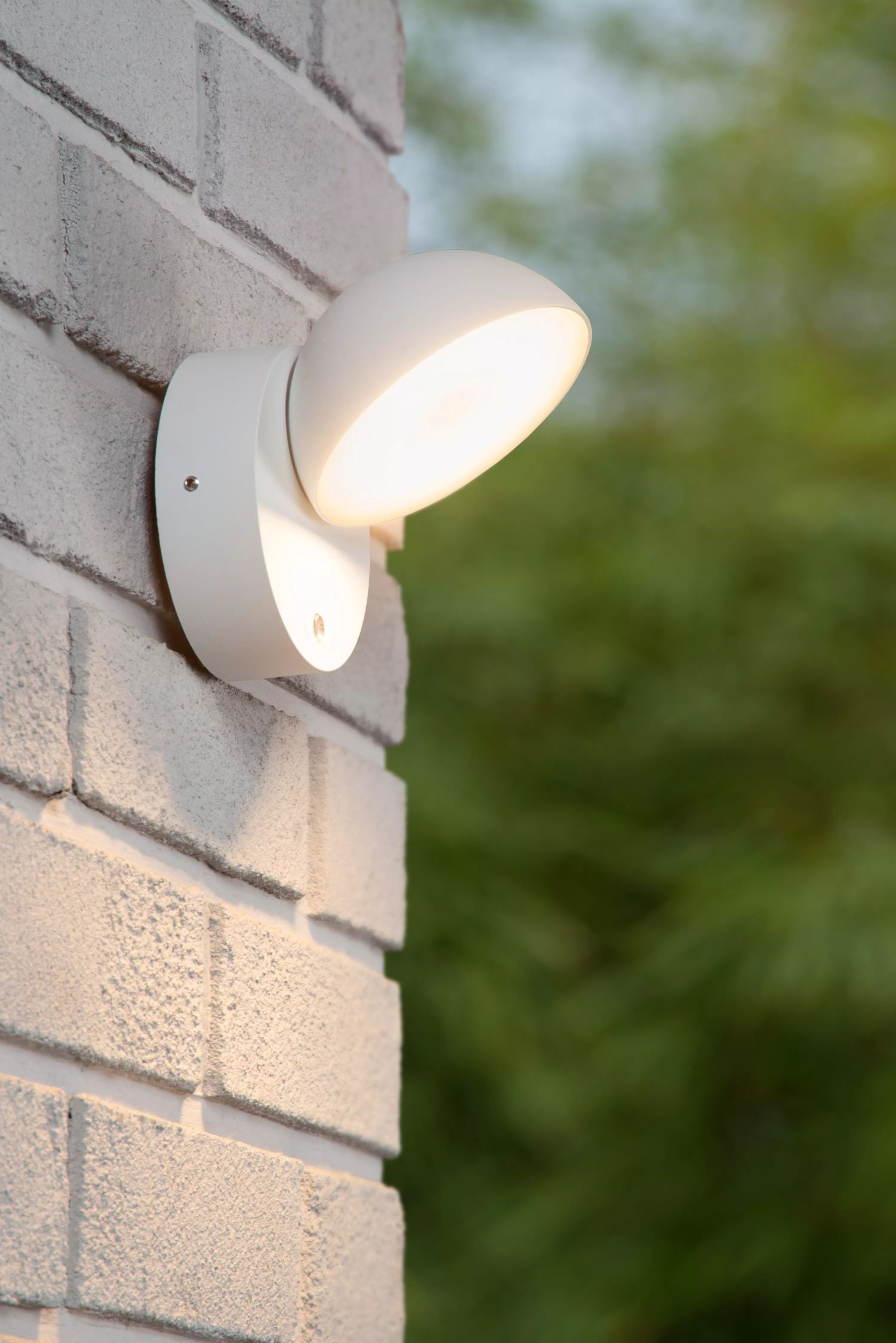metall-lampen-aussenbeleuchtung-led-aussenleuchte-mit-daemmerungssensor-omex-1x-led-mit-12w-leuchtmittel-inklusive-weiss-le128306-06 Außenlampe, Wandleuchte, LED-Lampe, Gehäuse weiß, Außeneinsatz?
