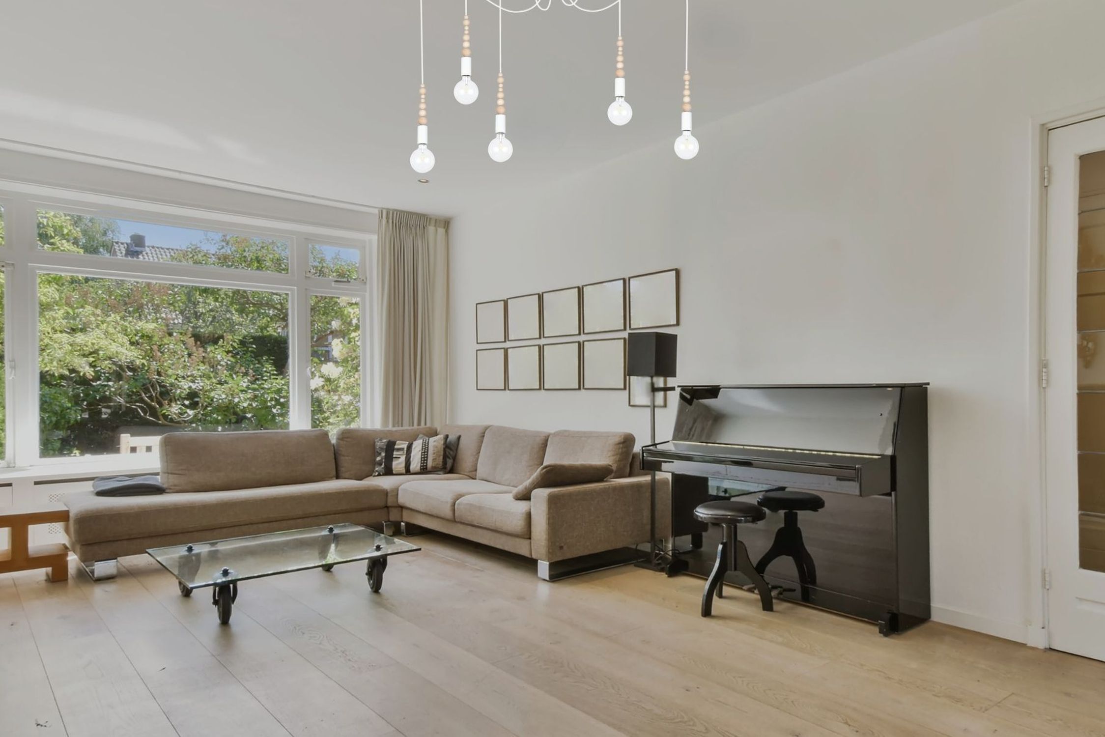Große Spider Pendelleuchte Holz Metall E27 5-flmg Weiß wohnzimmer, piano, sofa, große fenster, hifi-tisch