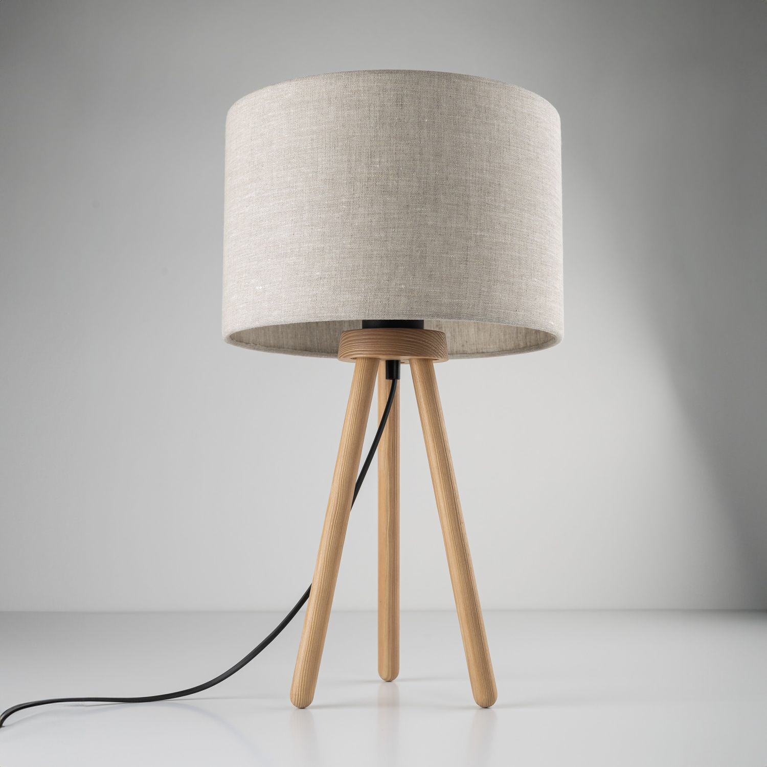 Tischlampe, Stehlampe, Holzbeine, Lampenschirm, Kabel sichtbar