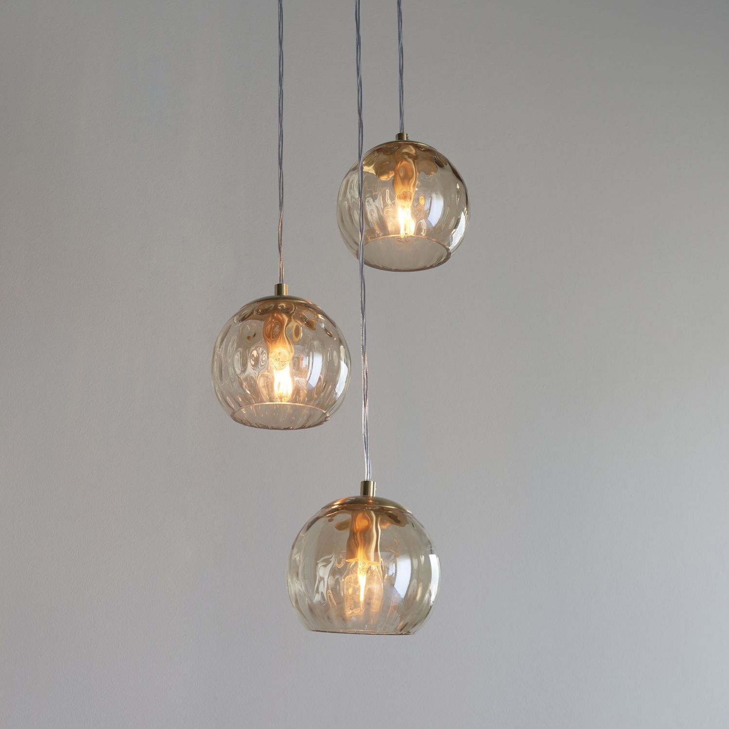 Lampe à suspendre verre fumé métal L : 31 cm H : max. 137,5 cm réglable en laiton champagne 3 flammes E14 boule abat-jour Lampe à suspendre salle à manger