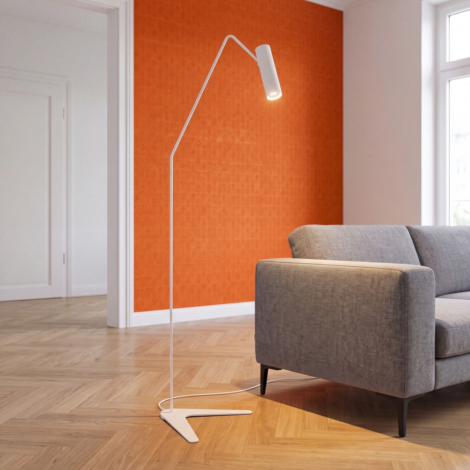 no6493-spot-stehleuchte-bodenlampe-weiss-00 Stehlampe, Wohnzimmer, Orangen Akzentwand, Fußbodenlampe, Grau Sofa
