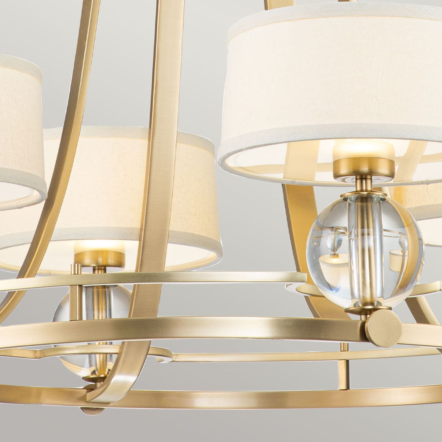 Kronleuchter, Goldene Oberfläche, Metallrahmen, Gewebeschirm, Glasbirne transparent