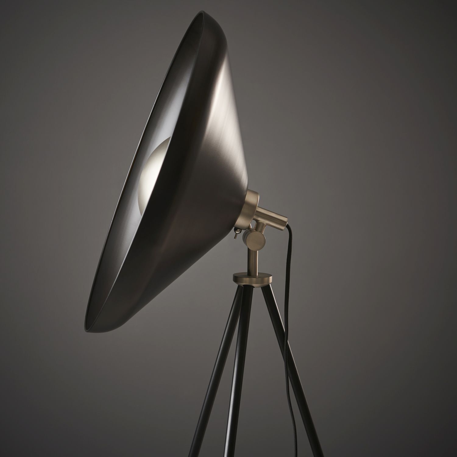 Lampadaire métal 146 cm trépied abat-jour réglable E27