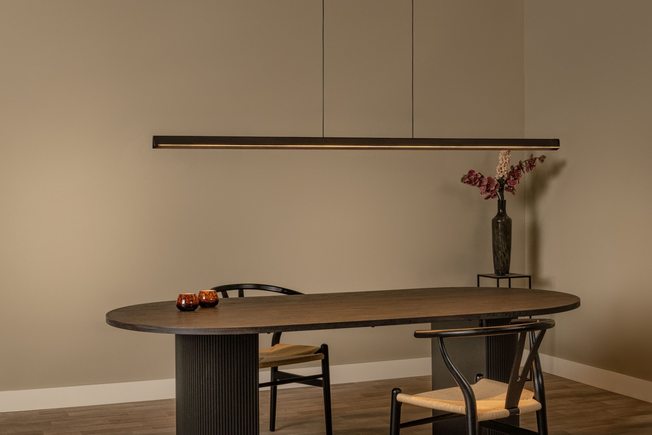 LED Hängelampe Holz Schwarz 2200 K L:180 cm edel Esstisch, Holztisch, Runder Tisch, Dekoratives Möbel, Deko-Vase