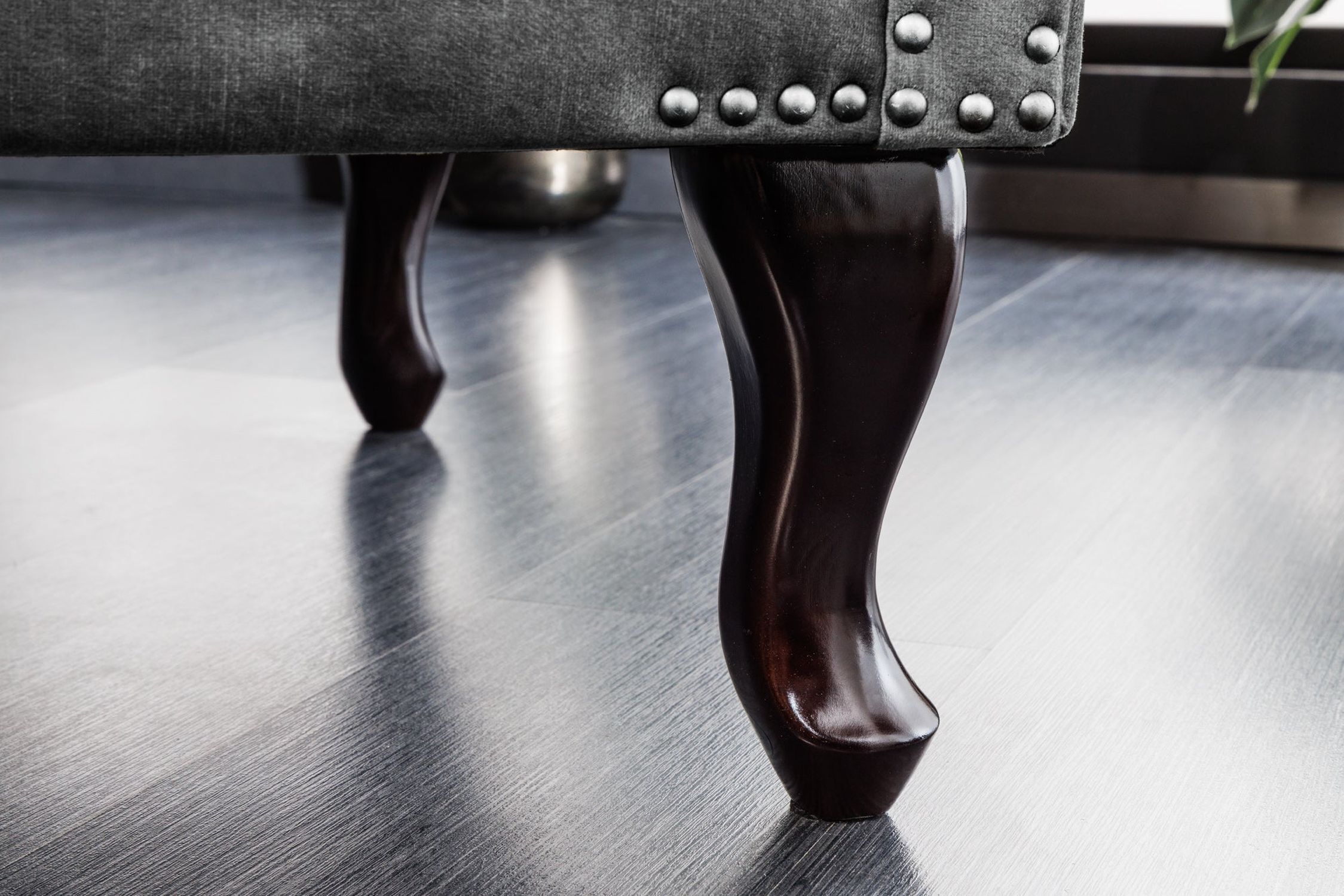 Fauteuil à oreilles velours bois gris marron L : 85 cm Chesterfield Innenarchitektur, Schuh, Fußboden, Tabelle, Holz