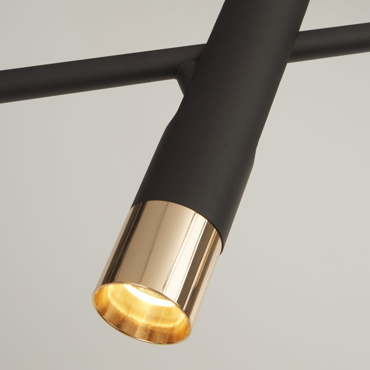 Lampadaire LED ajustable 151 cm en noir or 3000 K