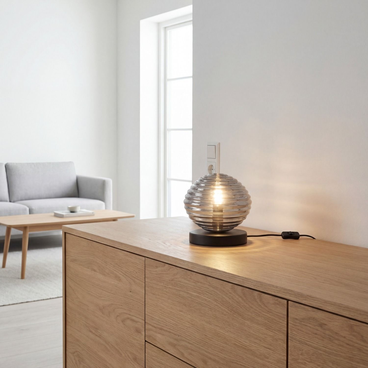 Tischlampe, Glaskugel-Lampe, Objektbeleuchtung, Holzsideboard, Wohnzimmerlampe