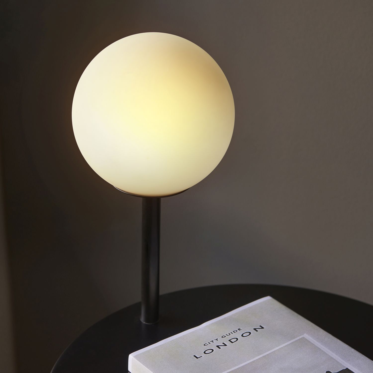 Lampe de sol avec tablette Métal Verre 81 cm Noir Blanc G9