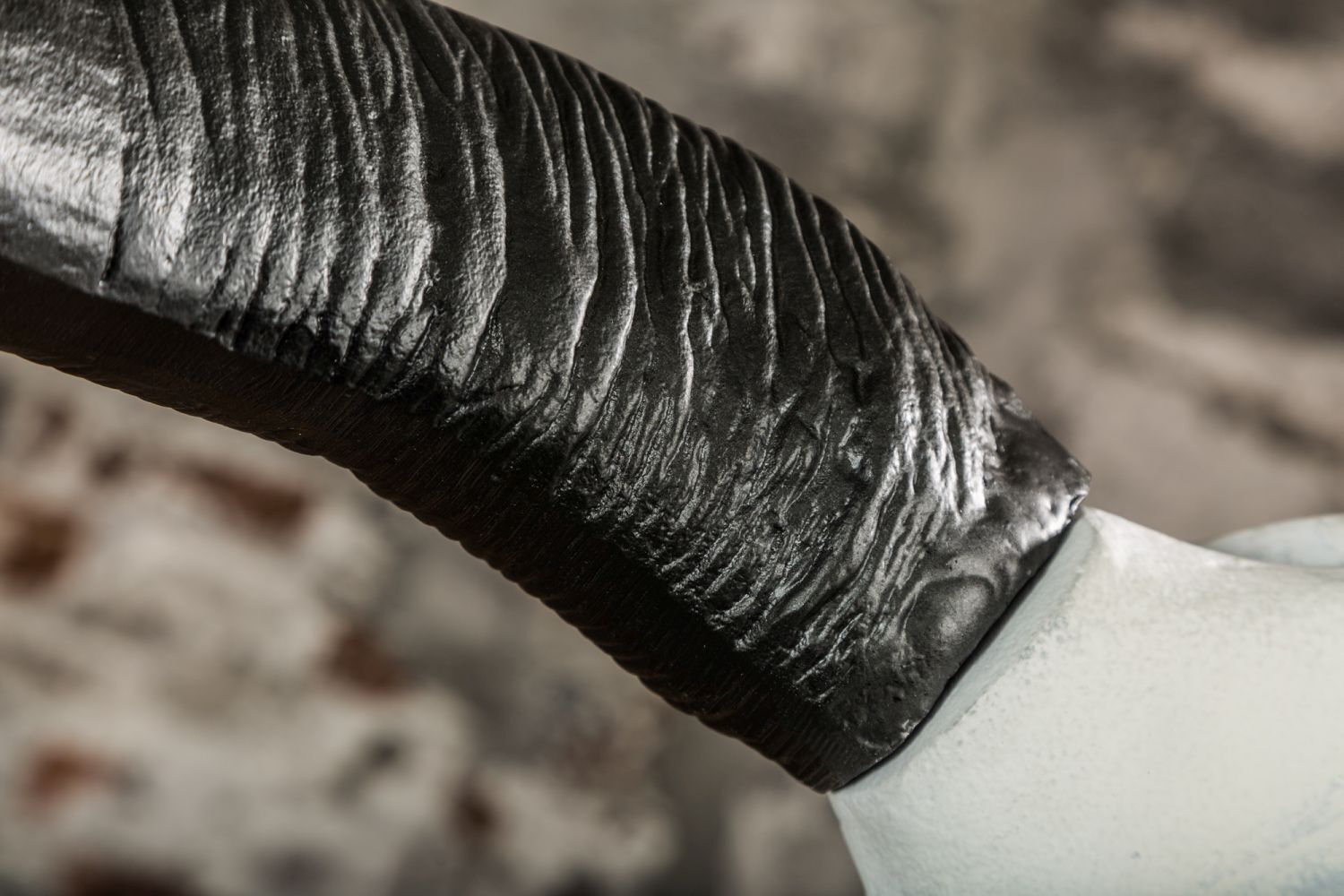 Sculpture murale en aluminium Crâne de buffle 68 cm en blanc noir Bekleidung, Handschuh