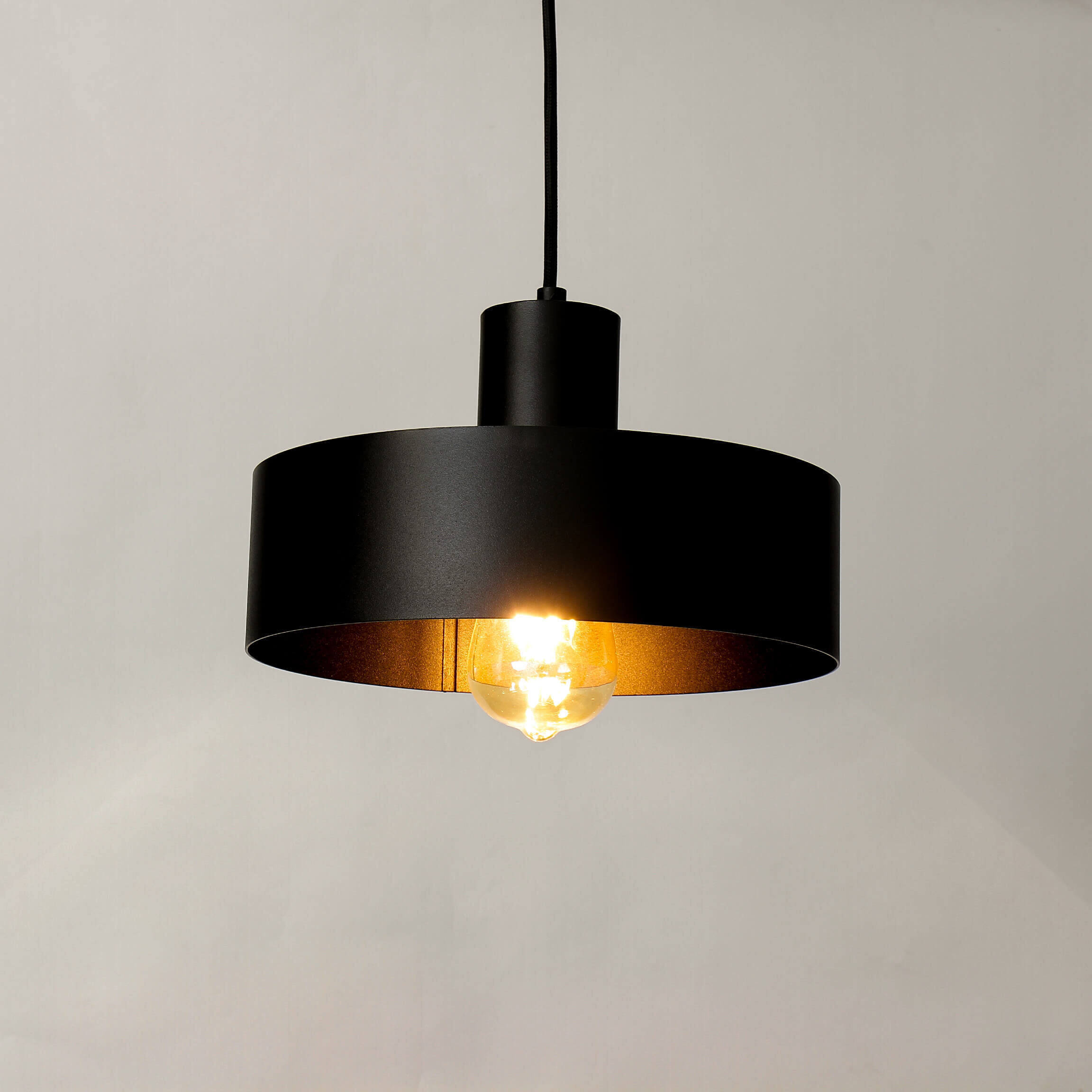 Suspension élégante noir forme d'abat-jour rétro