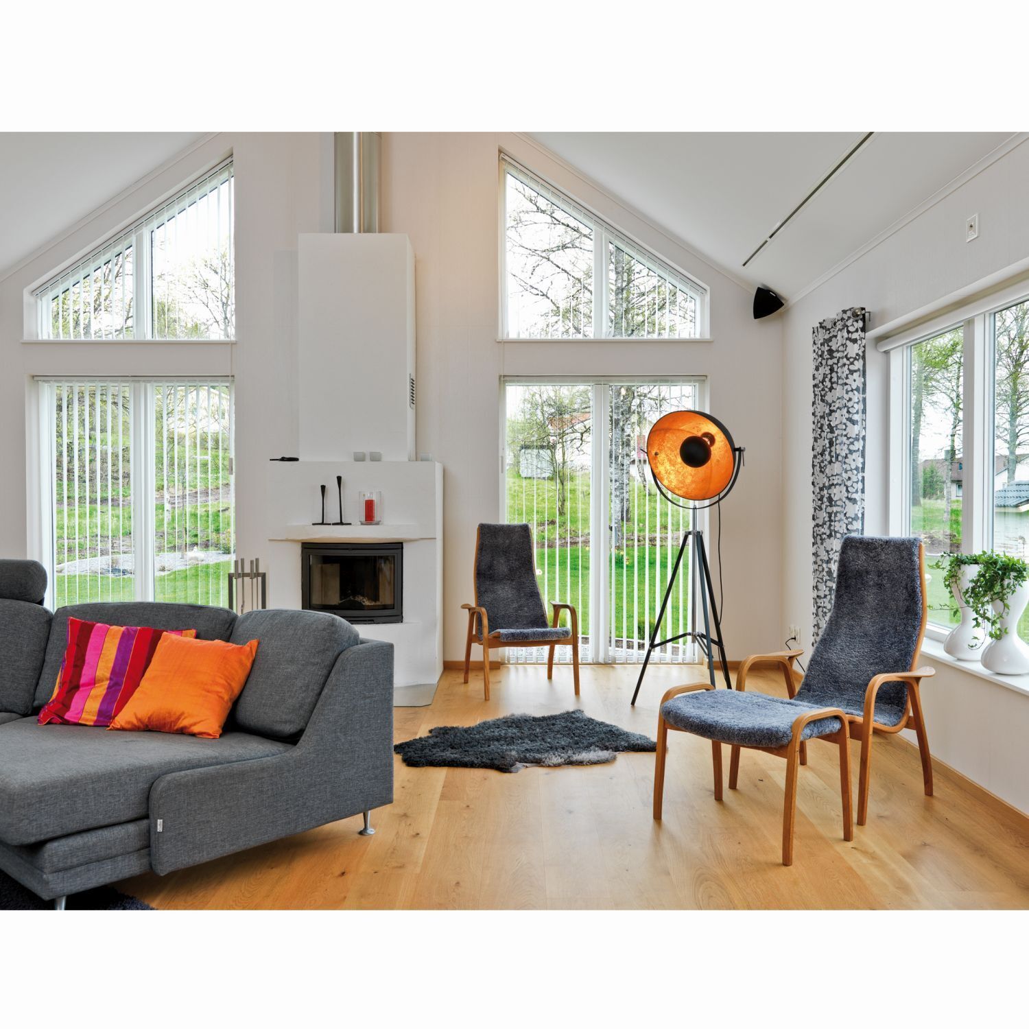 Wohnzimmer, Sessel, Kamin, Stehlampe, Holzboden