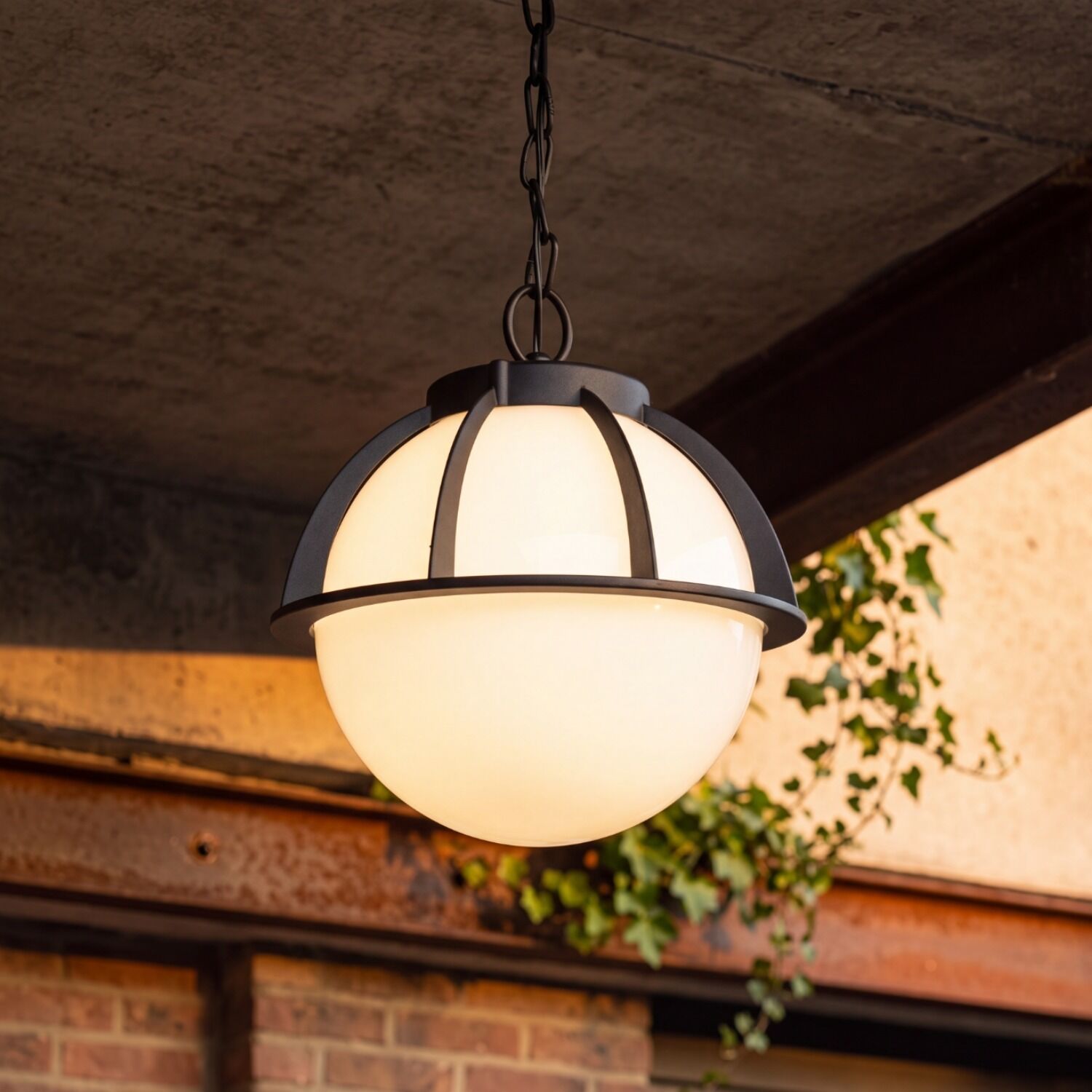 Hängeleuchte, Globuslampe, Außenlampe, Metallrahmen, Weißes Glas