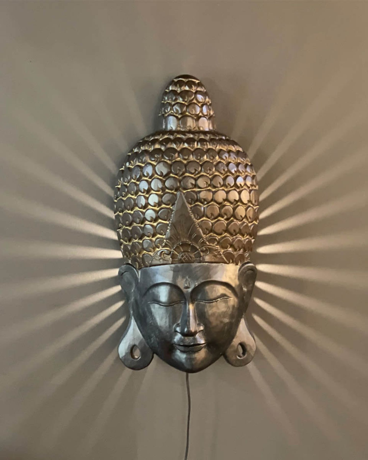 Wandlampe Holz 62,5 cm hoch mit Schalter Stecker E27 Buddha Kopf Wandlampe, Meditationsfigur, Metallische Statue, Lichtstrahlen Wanddeko, Asiatische Skulptur