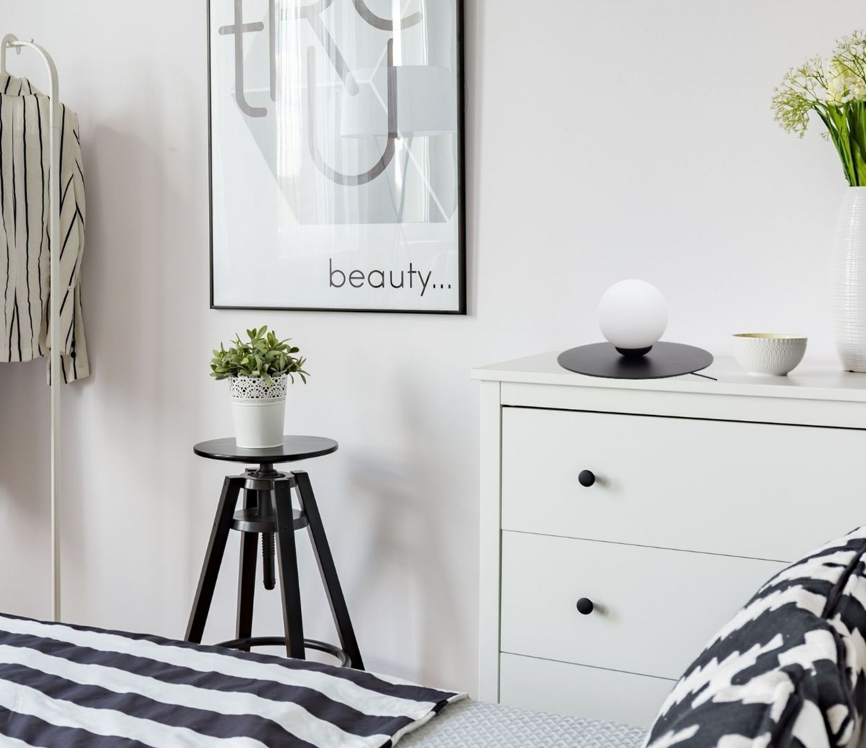 wohnzimmer, deko, blumenpflanze, lampe, kommode