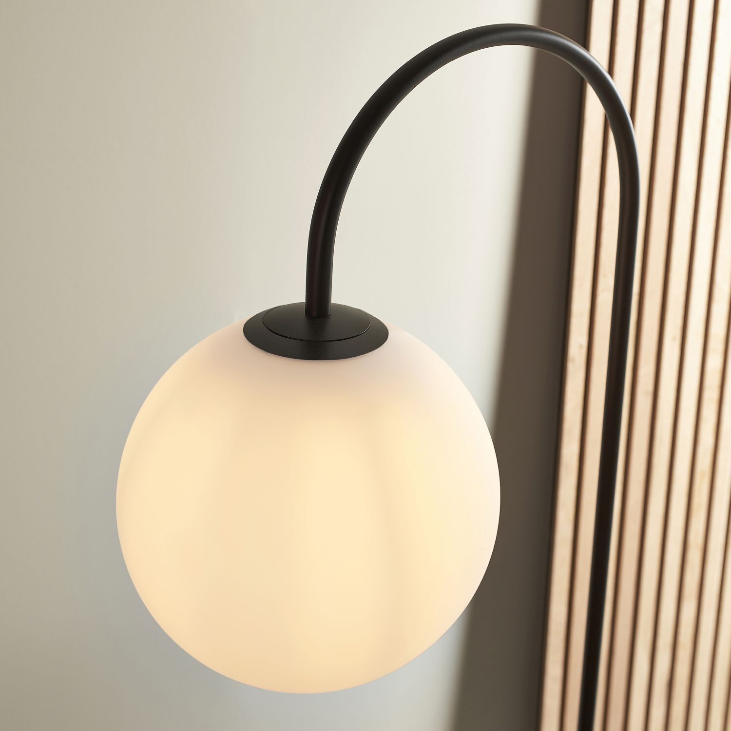 Lampadaire avec tablette 175 cm de haut Métal Verre Noir Blanc E14
