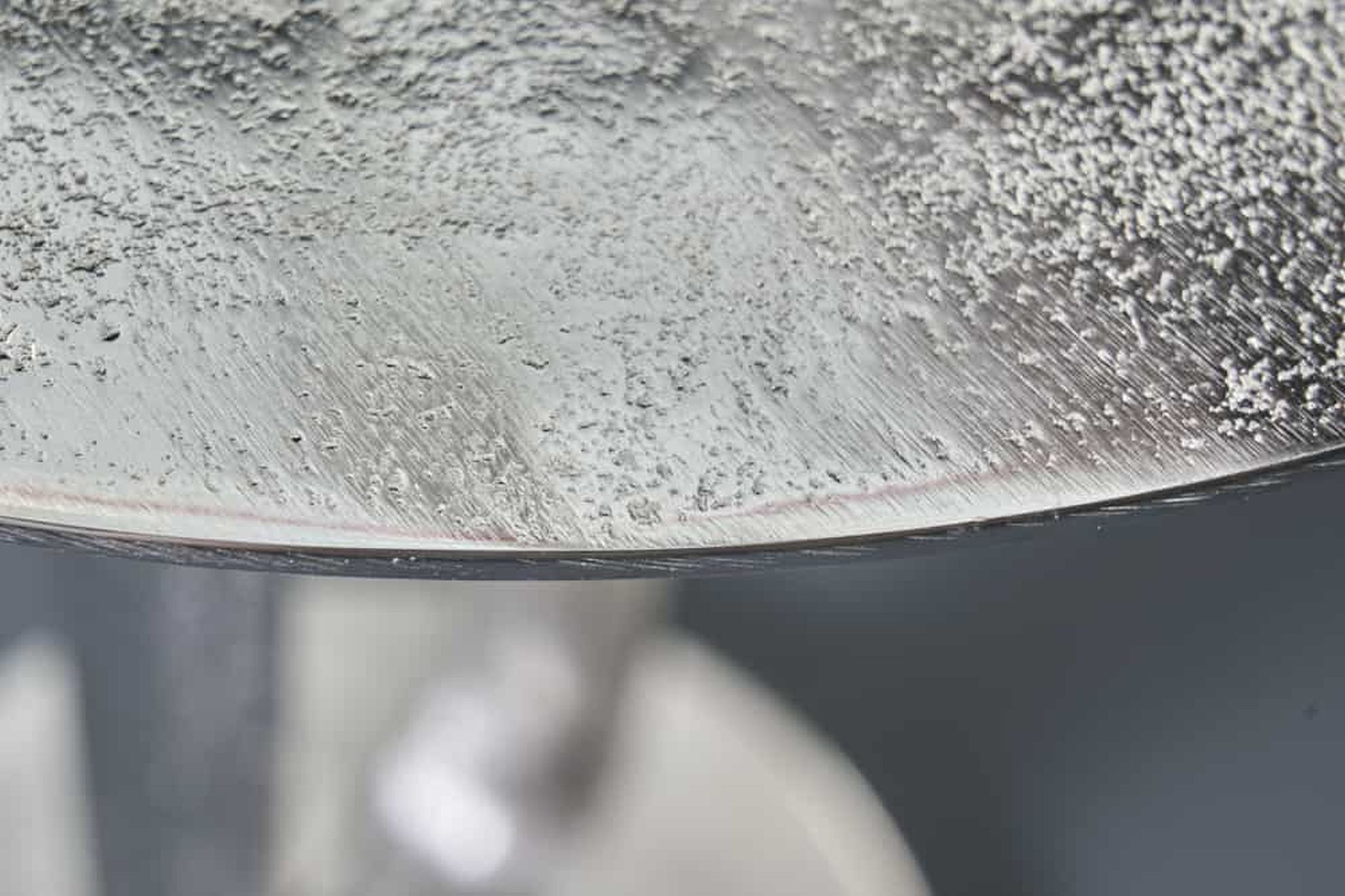 Table d'appoint en métal blanc argenté 45x45 cm artisanale Eis