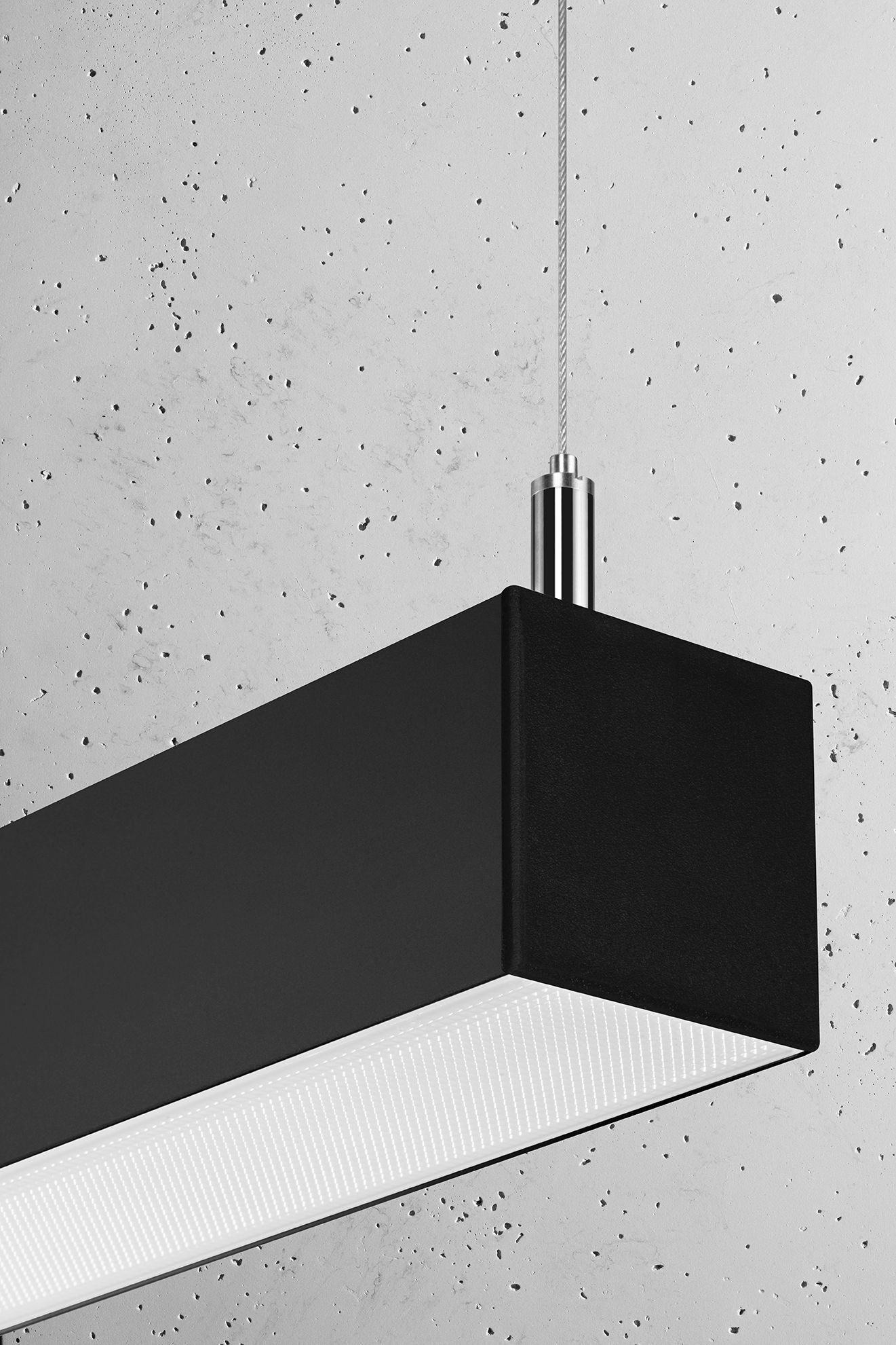 Lampe LED à suspendre noire longue 118 cm métal 4000 K