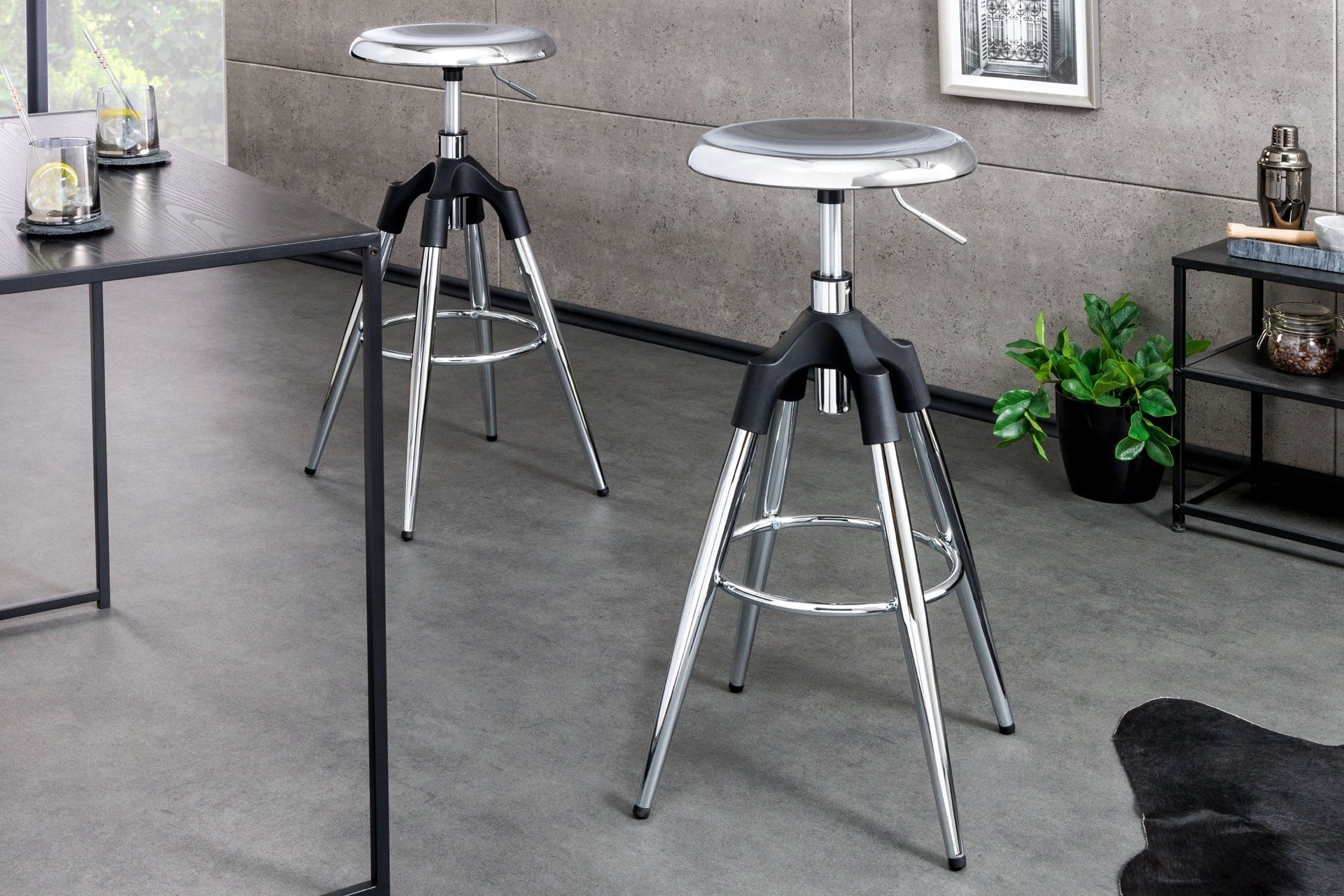 Barstuhl ohne Lehne höhenverstellbar Metall in Chrom Moebel, Pflanze, Tasse