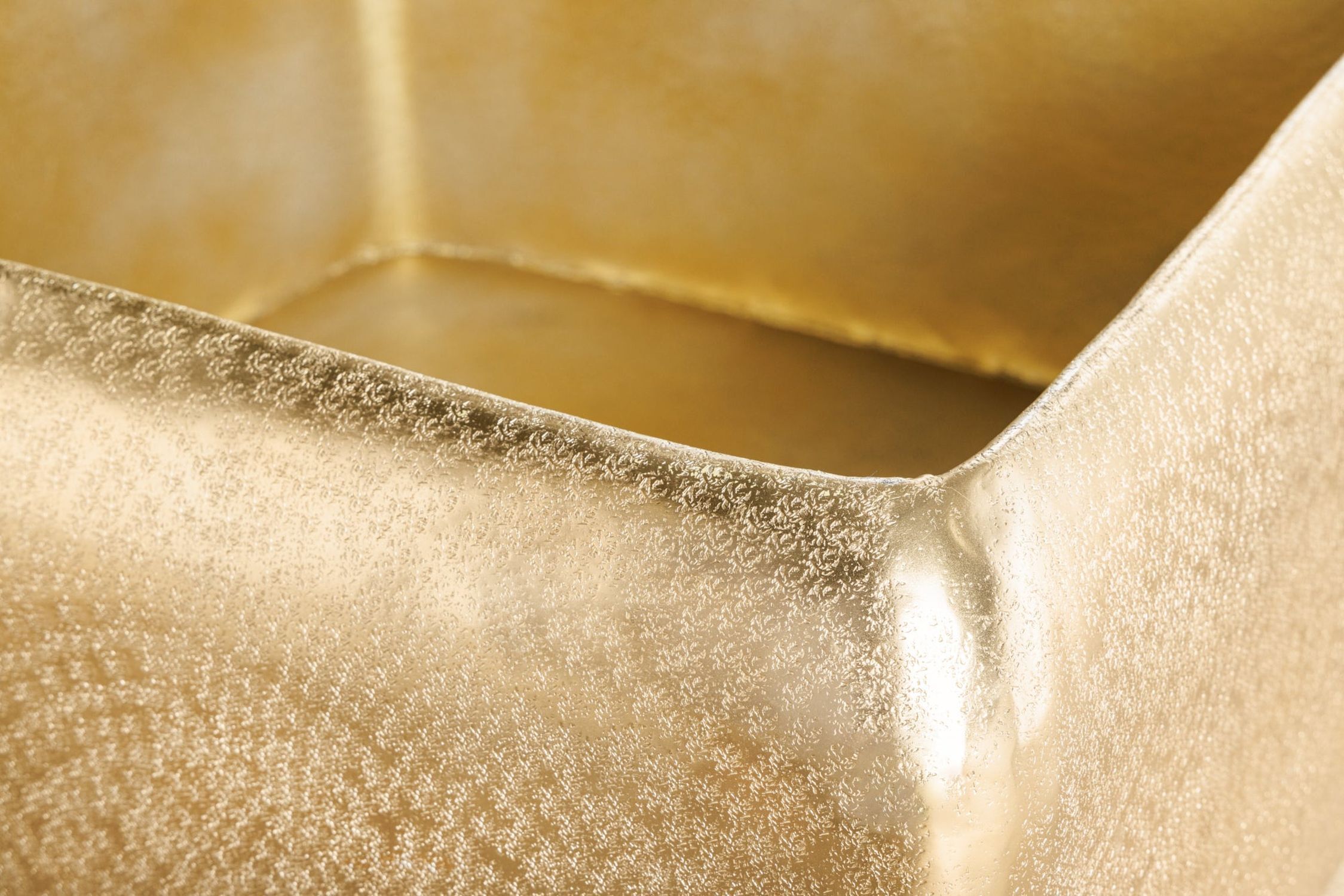 Table basse en métal doré 68 x 68 cm artisanale Aluminium, Gold
