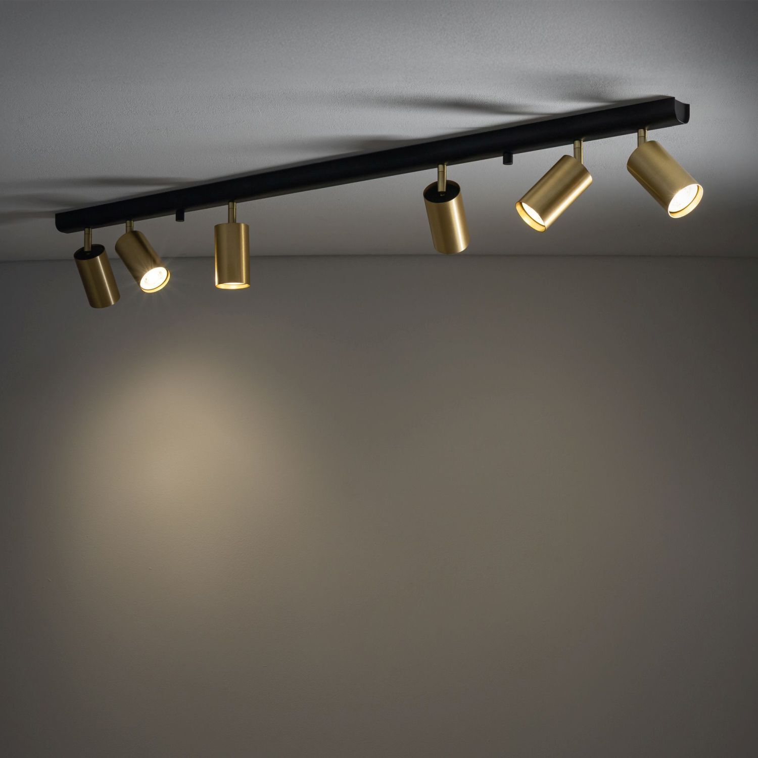 deckenleuchte, spotlights, gold, fünf liniar, lampe