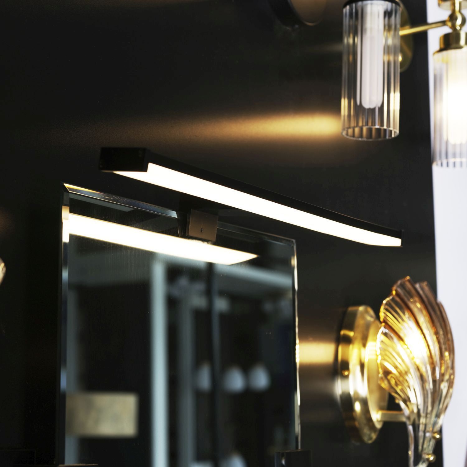 Schwarze LED Spiegelleuchte Aluminium IP44 9 W 3000 K Wandleuchte, Kopfbeleuchtung, Spiegel, Goldrand, Metall