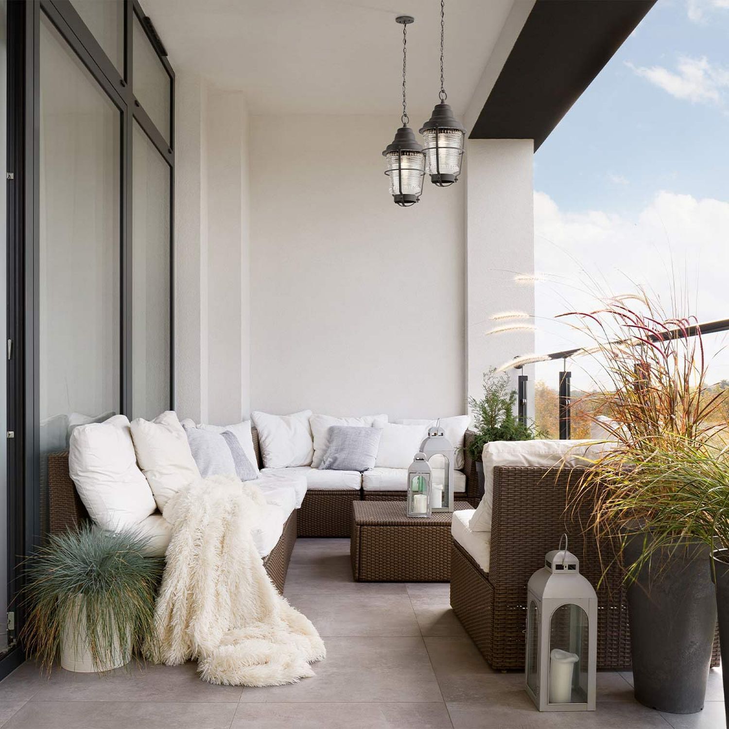 Terrassengarnitur, Wohnzimmermöbel, Rattan-Sofas, Kissen, Laternendekoration