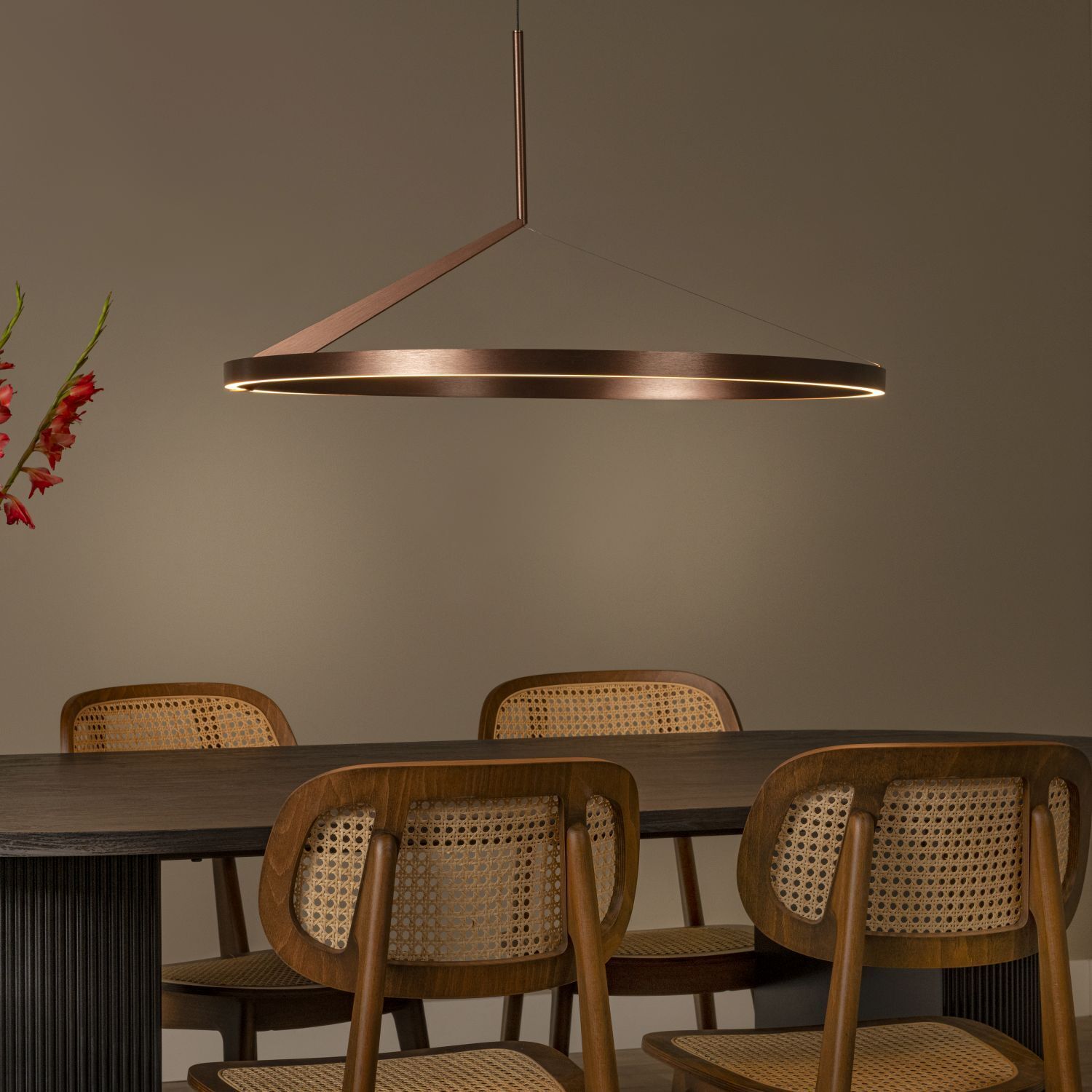 LED Pendelleuchte Aluminium L:80 cm 2700 K edel hängende Leuchte, runder Pendel, roségold, Holztisch, Weidenstuhl